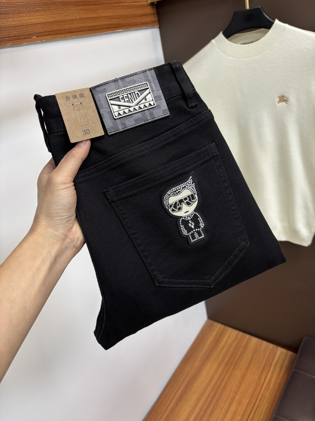 NO:746548,Fendi's latest 2025 winter jeans are stress-free when entering and leaving the store. Best-selling models in the counter. Taste and value are shared. Very comfortable to wear. Low-key yet luxurious. Very classy to wear. Needless to say the trousers style and cut. The upper body is exquisite and vivid. Really first-class and top-quality materials. Really palace-level casual pants, using Turkish cotton to produce the most famous denim. Excellent quality. Heavy washing makes the pants very soft. Straight-leg version.  Don't be picky, the upper body is absolutely stylish QD25 is extremely luxurious!  Size 29-38,,fendi,jeans,19860909芬迪 2025年冬季最新品牛仔裤出入专卖店无压力 专柜热销款 品味与价值共享 身穿着非常舒适 低调不失奢华 穿出去非常有档次,裤型款式和裁剪亦无需多言 上身精致跃然.真正一等一顶级质料 真正殿堂级的休闲裤,选用土耳其的棉花 生产出最有名的单宁布 品质卓然 经过重水洗使得裤子很柔软 直脚的版型 不挑人 上身绝对的有型 QD25 极度奢华！尺码29-38,,fendi,jeans,,Men's clothing