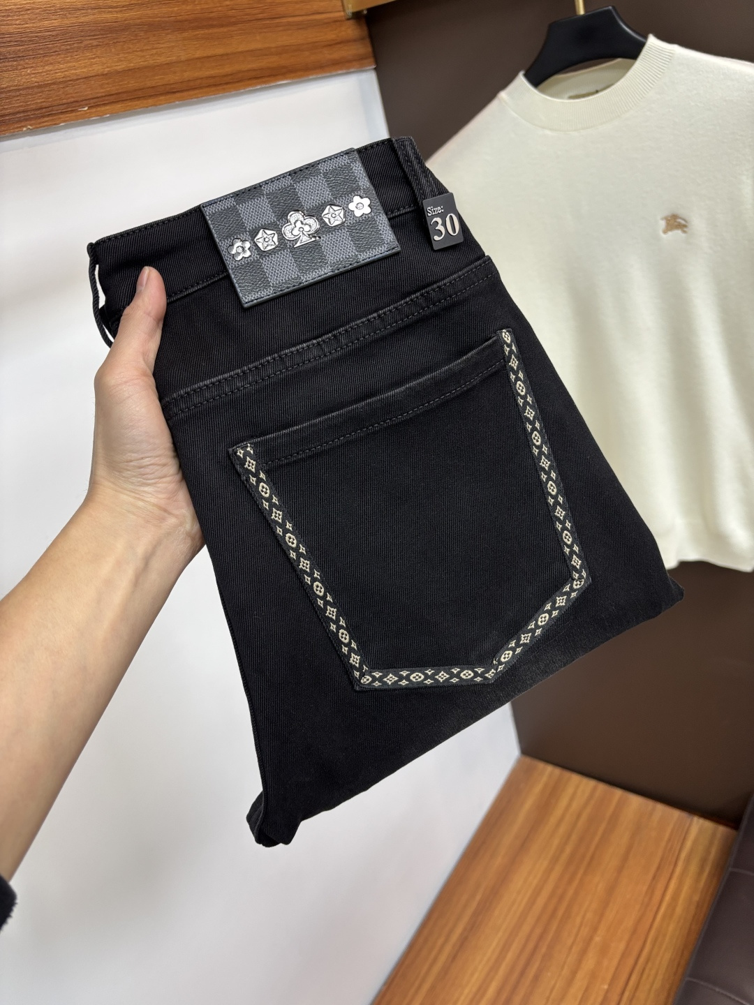 NO:746551,LV’s latest 2025 winter jeans are stress-free in and out of the store. Best-selling models in the counter. Taste and value are shared. Very comfortable to wear. Low-key yet luxurious. Very classy to wear. Needless to say the trousers style and cut. The upper body is exquisite and vivid. Real first-class top quality materials. Really palace-level casual pants, using Turkish cotton. The most famous denim is produced. The quality is outstanding. After heavy washing, the pants are very soft. The straight-leg version is not picky.  The upper body is absolutely stylish QD25 is extremely luxurious!  Size 29-38,,louis vuitton,jeans,19860909LV 2025年冬季最新品牛仔裤出入专卖店无压力 专柜热销款 品味与价值共享 身穿着非常舒适 低调不失奢华 穿出去非常有档次,裤型款式和裁剪亦无需多言 上身精致跃然.真正一等一顶级质料 真正殿堂级的休闲裤,选用土耳其的棉花 生产出最有名的单宁布 品质卓然 经过重水洗使得裤子很柔软 直脚的版型 不挑人 上身绝对的有型 QD25 极度奢华！尺码29-38,,louis vuitton,jeans,,Men's clothing