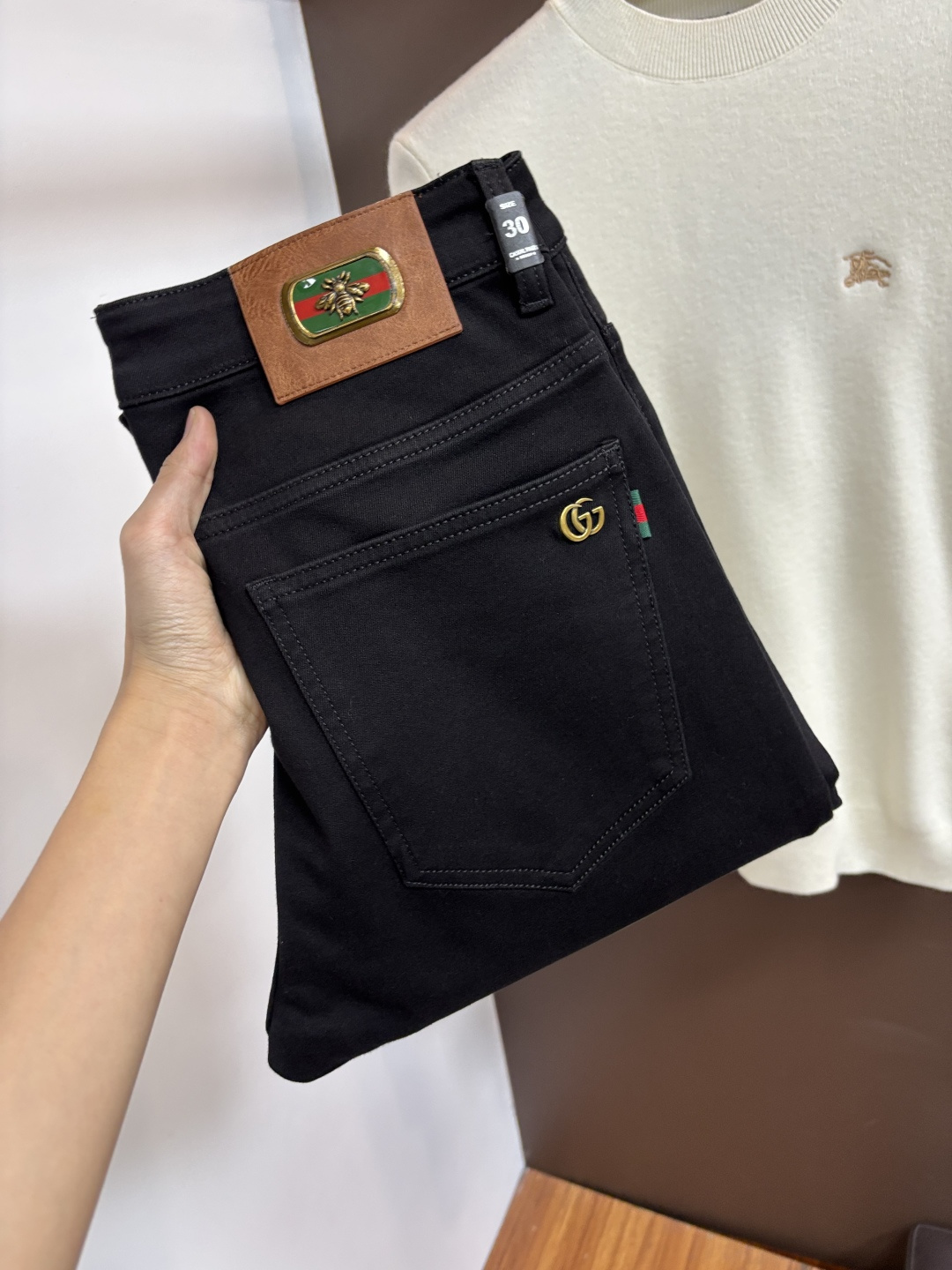 NO:746557,Gucci's latest 2025 winter jeans, no pressure to go in and out of the store. Best-selling models in the counter. Shared taste and value. Very comfortable to wear. Low-key yet luxurious. Very classy to wear. Needless to say the trousers style and cut. The upper body is exquisite and vivid. Real first-class top quality materials. Really palace-level casual pants, using Turkish cotton to produce the most famous denim. Excellent quality. Heavy washing makes the pants very soft. Straight-leg version.  Don't be picky, the upper body is absolutely stylish QD25 is extremely luxurious!  Size 29-38,,jeans,19860909古奇 2025年冬季最新品牛仔裤出入专卖店无压力 专柜热销款 品味与价值共享 身穿着非常舒适 低调不失奢华 穿出去非常有档次,裤型款式和裁剪亦无需多言 上身精致跃然.真正一等一顶级质料 真正殿堂级的休闲裤,选用土耳其的棉花 生产出最有名的单宁布 品质卓然 经过重水洗使得裤子很柔软 直脚的版型 不挑人 上身绝对的有型 QD25 极度奢华！尺码29-38,,jeans,,Men's clothing