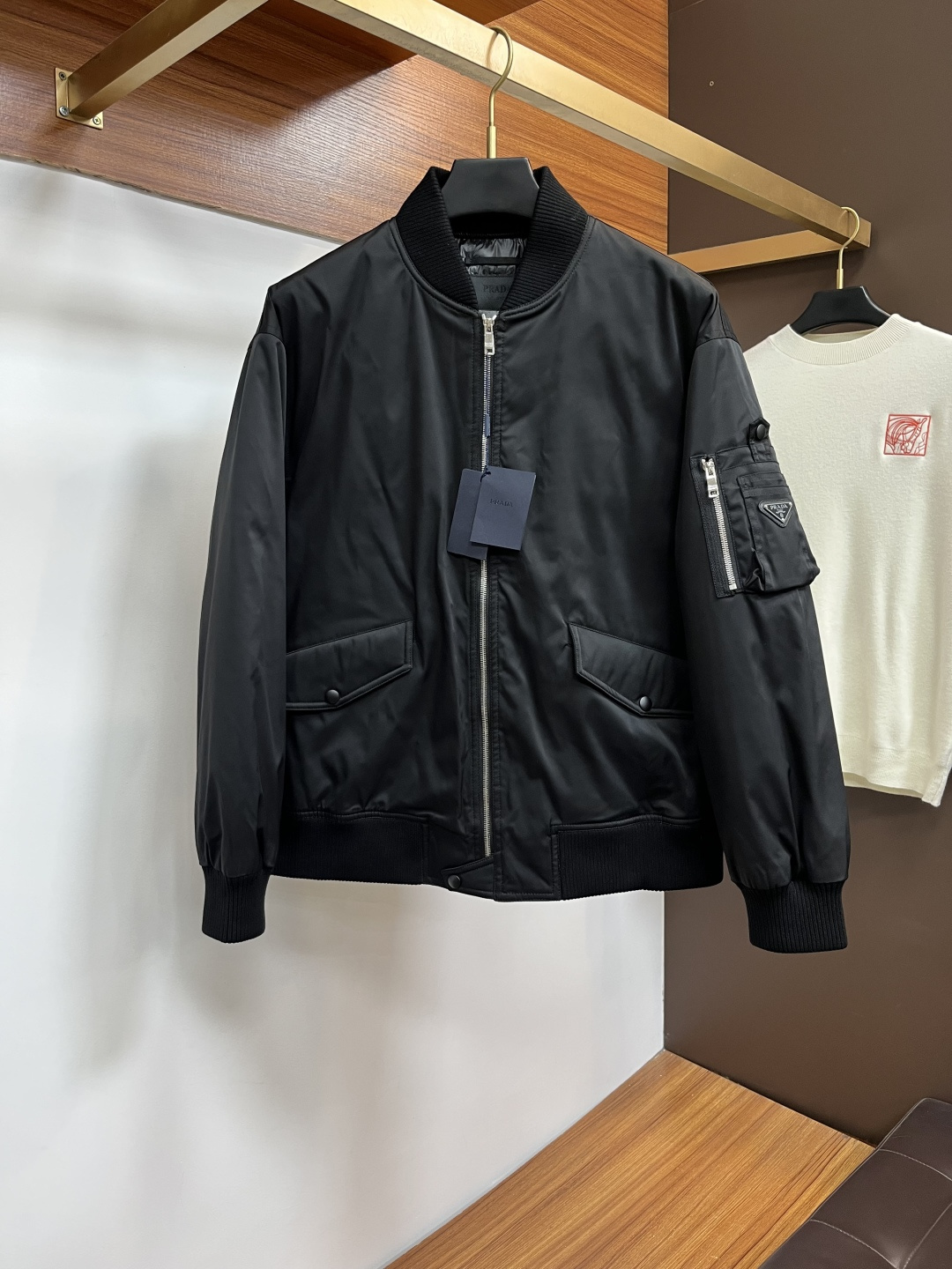 NO:712316,Supports exchange after the end of the year. PRD zipper sleeve pocket flying cotton jacket  Made of Re-lon regenerated nylon. This fabric is made of recycled plastic materials collected from the ocean and is environmentally friendly and wear-resistant. Some styles use double-layer lightweight bonded nylon fabric, which is windproof, waterproof, breathable and other functions. The lining uses fine and dense renewable microfibers, which are light and soft to the touch, and some styles also add  Graphene short fiber helps regulate body temperature. J-shaped cotton made of 3M Thinsulate platinum-grade recyclable material is also filled with pure wool, which has excellent thermal insulation performance. It is designed with diamond-shaped matte lock cotton, or processed through a lamination process, BG prevents cotton from running away and ensures stable thermal performance of cotton clothing. Same style for men and women.  SizeM-3XL,,jackets & coats,19860909支持年后退换. PRD 拉链袖袋飞行棉服外套 采用Re-lon再生尼龙.这种面料由海洋中收集的回收塑料材料制成,具有环保、耐磨的特点.部分款式使用双层轻质粘合尼龙面料,具备防风、防水、透气等功能.衬里使用精细密实的可再生微纤维,触感轻盈柔软,一些款式还添加了Graphene短纤维,有助于调节体温.3M新雪丽铂金级别可回收材质做成的J型棉,也有使用纯羊毛作为填充,保暖性能优异.采用菱形雾面锁棉设计,或通过压胶工艺处理,BG防止跑棉,确保棉服的保暖性能稳定.男女同款 SizeM-3XL,,jackets & coats,,Men's clothing