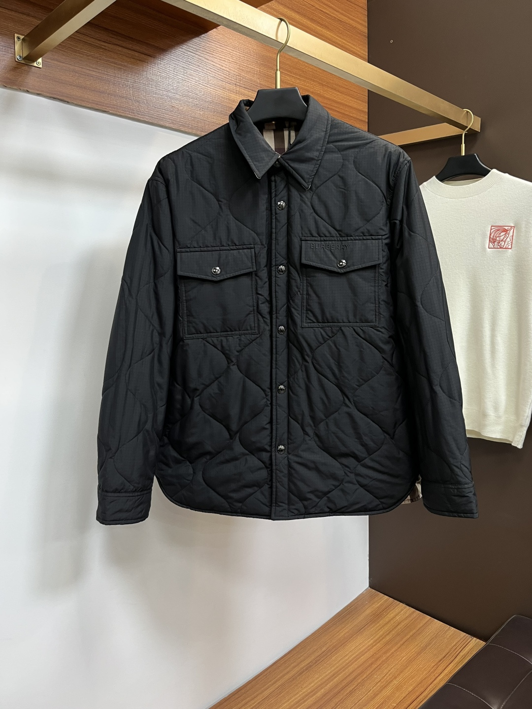 NO:712319,Supports exchange after the end of the year. SS24 solid color stand-up collar rhombus double-sided wear - pattern making!  Compare every detail!  Stress-free entry and exit!  - The fabric is made of original custom-woven and dyed fabrics from the same vat!  The whole piece is made of selected high-quality high-elastic cotton!  All line of cotton inside and outside!  - The lining and pockets are made of classic cloth, which restores quality and has impeccable details. BG - Buttons, washed wheat and chest logos are all custom molded!  - Same style for men and women!  Classic and versatile!  Size M-3XL,,19860909支持年后退换. SS24纯色立领菱形双面穿 - 打版！各细节对比！出入无压力！ - 面料采用原版定织定染同缸面料！整件采用精选优质高弹棉！内外全行棉！ - 内里及口袋均采用了经典布,还原品质,细节无可挑剔.BG - 扣子、水洗麦及胸口徽标均为开模定制！ - 男女同款！经典百搭！尺码M-3XL,,,Men's clothing