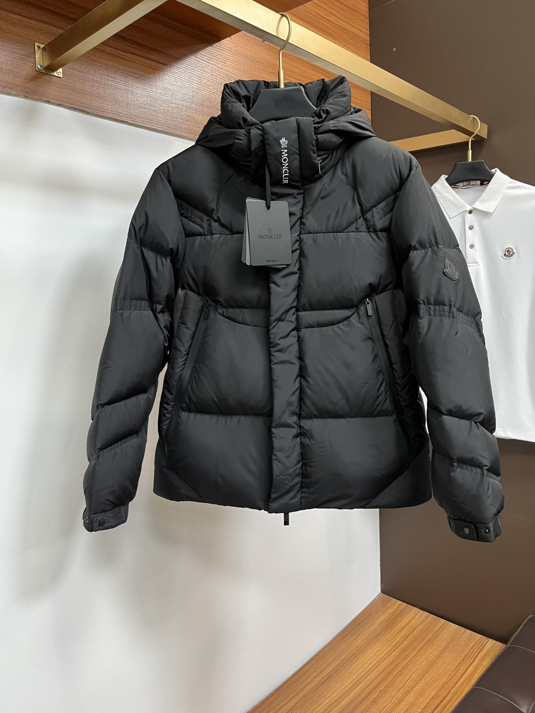 NO:712322,Supports exchange after the end of the year. Moncler's new fashionable and casual down jacket, 90# white duck down, with every detail showing craftsmanship, and enough advanced structural tailoring design changes to show men's diverse image changes. It is slim and neat, and tailored to meet the current popular multi-layered outfits. Versatile styles for life. High-quality bulk goods, BG sizes 48-56,, jackets & coats, down jacket,19860909支持年后退换. Moncler 新款时尚休闲款羽绒外套,90#白鸭绒,处处细节显工艺足够的高级结构性剪裁的设计改变来展现男士多样的形象变化,修身利落、剪裁合体,满足时下正流行的多层次穿搭,生活百搭款式 高品质大货BG 码数48-56,,jackets & coats,down jacket,,Men's clothing