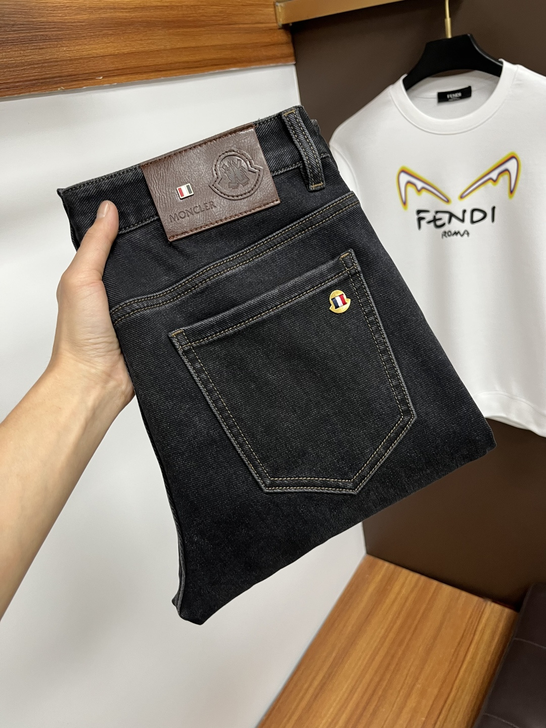 NO:703642,Exchanges are supported after the New Year. Mengkou's latest winter jeans are stress-free to enter and leave the store. Best-selling models at the counter. Taste and value are shared. Very comfortable to wear. Low-key yet luxurious. Very classy to wear. Needless to say the trousers style and cut. The upper body is exquisite and vivid. Real first-class top quality. Really palace-level casual pants, using Turkish cotton to produce the most famous denim. Excellent quality. Heavy washing makes the pants very soft. Straight-leg version.  Don't be picky, the upper body is absolutely stylish QD25 is extremely luxurious!  Size 29-38,,Moncler,jeans,19860909支持年后退换. 蒙口 年冬季最新品牛仔裤出入专卖店无压力 专柜热销款 品味与价值共享 身穿着非常舒适 低调不失奢华 穿出去非常有档次,裤型款式和裁剪亦无需多言 上身精致跃然.真正一等一顶级质料 真正殿堂级的休闲裤,选用土耳其的棉花 生产出最有名的单宁布 品质卓然 经过重水洗使得裤子很柔软 直脚的版型 不挑人 上身绝对的有型 QD25 极度奢华！尺码29-38,,Moncler,jeans,,Men's clothing