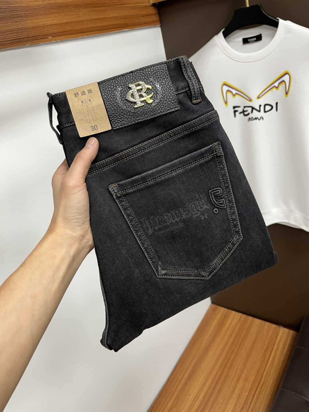 NO:703646,Supports exchange after the end of the year. Cavalli's latest winter jeans are stress-free to enter and leave the store. Best-selling models in the counter. Taste and value are shared. Very comfortable to wear. Low-key yet luxurious. Very classy to wear. Needless to say the trousers style and cut. The upper body is exquisite and vivid. Real first-class top quality. Really palace-level casual pants, using Turkish cotton to produce the most famous denim. Excellent quality. Heavy washing makes the pants very soft. Straight-leg version.  Don't be picky, the upper body is absolutely stylish QD25 is extremely luxurious!  Size 29-38,,jeans,19860909支持年后退换. 卡沃利 年冬季最新品牛仔裤出入专卖店无压力 专柜热销款 品味与价值共享 身穿着非常舒适 低调不失奢华 穿出去非常有档次,裤型款式和裁剪亦无需多言 上身精致跃然.真正一等一顶级质料 真正殿堂级的休闲裤,选用土耳其的棉花 生产出最有名的单宁布 品质卓然 经过重水洗使得裤子很柔软 直脚的版型 不挑人 上身绝对的有型 QD25 极度奢华！尺码29-38,,jeans,,Men's clothing