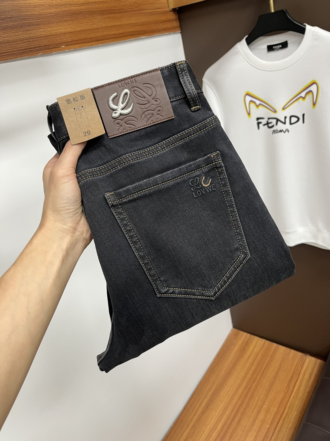 NO:703650,Replacement is supported after the New Year. Loewe's latest winter jeans are stress-free in and out of the store. Best-selling models in the counter. Taste and value are shared. Very comfortable to wear. Low-key yet luxurious. Very classy to wear. Needless to say the trousers style and cut. The upper body is exquisite and vivid. Real first-class top quality. Really palace-level casual pants, using Turkish cotton. The most famous denim is produced. The quality is outstanding. After heavy washing, the pants are very soft. Straight-leg version.  Don't be picky, the upper body is absolutely stylish QD25 is extremely luxurious!  Size 29-38,,loewe,jeans,19860909支持年后退换. 罗意威 年冬季最新品牛仔裤出入专卖店无压力 专柜热销款 品味与价值共享 身穿着非常舒适 低调不失奢华 穿出去非常有档次,裤型款式和裁剪亦无需多言 上身精致跃然.真正一等一顶级质料 真正殿堂级的休闲裤,选用土耳其的棉花 生产出最有名的单宁布 品质卓然 经过重水洗使得裤子很柔软 直脚的版型 不挑人 上身绝对的有型 QD25 极度奢华！尺码29-38,,loewe,jeans,,Men's clothing