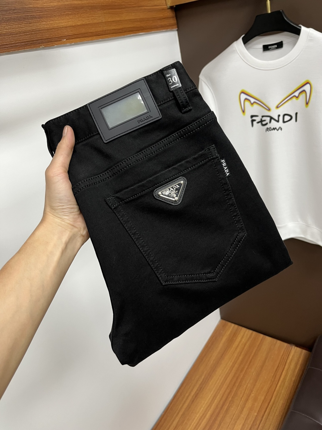 NO:703652,Exchanges are supported after the New Year. Prada’s latest winter jeans are stress-free to enter and leave the store. Best-selling models in the counters. Taste and value are shared. Very comfortable to wear. Low-key yet luxurious. Very classy to wear. Needless to say the trousers style and cut. The upper body is exquisite and vivid. Real first-class top quality. Really palace-level casual pants, using Turkish cotton to produce the most famous denim. Excellent quality. Heavy washing makes the pants very soft. Straight-leg version.  Don't be picky, the upper body is absolutely stylish QD25 is extremely luxurious!  Size 29-38,,prada,jeans,19860909支持年后退换. 普拉达 年冬季最新品牛仔裤出入专卖店无压力 专柜热销款 品味与价值共享 身穿着非常舒适 低调不失奢华 穿出去非常有档次,裤型款式和裁剪亦无需多言 上身精致跃然.真正一等一顶级质料 真正殿堂级的休闲裤,选用土耳其的棉花 生产出最有名的单宁布 品质卓然 经过重水洗使得裤子很柔软 直脚的版型 不挑人 上身绝对的有型 QD25 极度奢华！尺码29-38,,prada,jeans,,Men's clothing