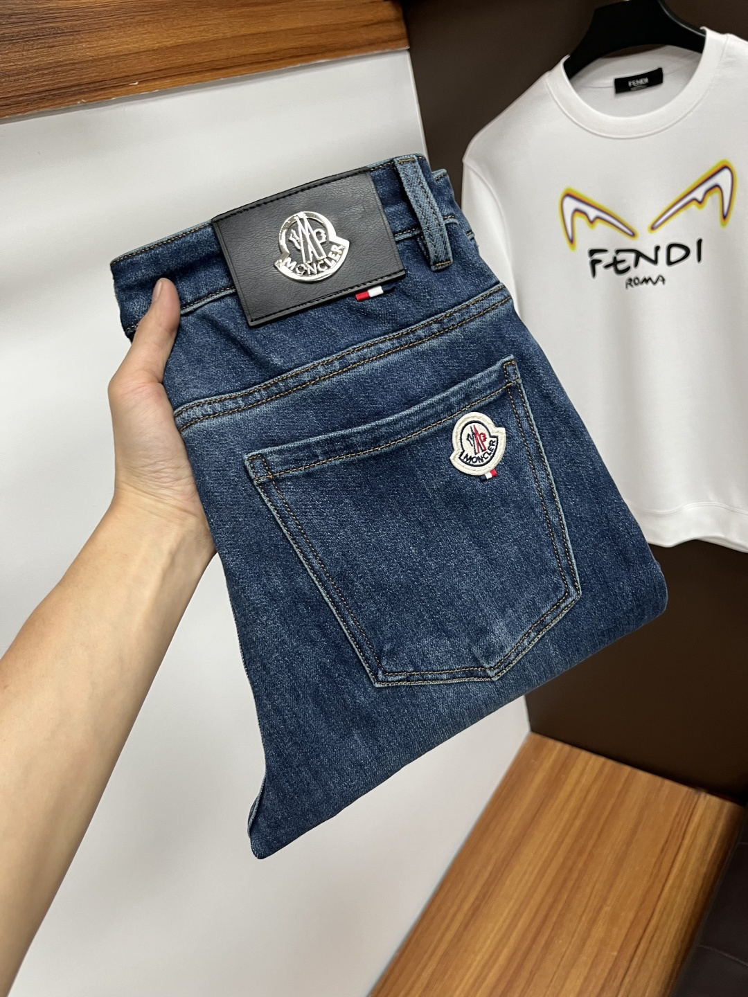 NO:703655,Exchanges are supported after the New Year. Mengkou's latest winter jeans are stress-free to enter and leave the store. Best-selling models at the counter. Taste and value are shared. Very comfortable to wear. Low-key yet luxurious. Very classy to wear. Needless to say the trousers style and cut. The upper body is exquisite and vivid. Real first-class top quality. Really palace-level casual pants, using Turkish cotton to produce the most famous denim. Excellent quality. Heavy washing makes the pants very soft. Straight-leg version.  Don't be picky, the upper body is absolutely stylish QD25 is extremely luxurious!  Size 29-38,,Moncler,jeans,19860909支持年后退换. 蒙口 年冬季最新品牛仔裤出入专卖店无压力 专柜热销款 品味与价值共享 身穿着非常舒适 低调不失奢华 穿出去非常有档次,裤型款式和裁剪亦无需多言 上身精致跃然.真正一等一顶级质料 真正殿堂级的休闲裤,选用土耳其的棉花 生产出最有名的单宁布 品质卓然 经过重水洗使得裤子很柔软 直脚的版型 不挑人 上身绝对的有型 QD25 极度奢华！尺码29-38,,Moncler,jeans,,Men's clothing