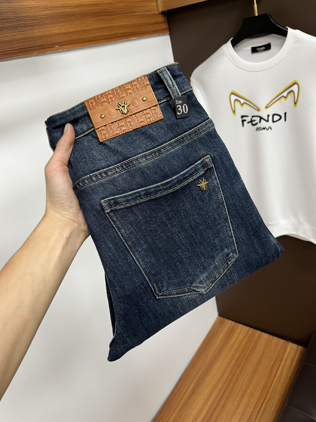 NO:703658,Exchanges are supported after the end of the year. Dior's latest winter jeans are stress-free to enter and leave the store. Best-selling models in the counters. Shared taste and value. Very comfortable to wear. Low-key yet luxurious. Very classy to wear. Needless to say the pants style and cut. The upper body is exquisite and vivid. Real first-class top quality. Really palace-level casual pants, using Turkish cotton to produce the most famous denim. Excellent quality. Heavy washing makes the pants very soft. Straight-leg version.  Don't be picky, the upper body is absolutely stylish QD25 is extremely luxurious!  Size 29-38,,dior,jeans,19860909支持年后退换. 迪奥 年冬季最新品牛仔裤出入专卖店无压力 专柜热销款 品味与价值共享 身穿着非常舒适 低调不失奢华 穿出去非常有档次,裤型款式和裁剪亦无需多言 上身精致跃然.真正一等一顶级质料 真正殿堂级的休闲裤,选用土耳其的棉花 生产出最有名的单宁布 品质卓然 经过重水洗使得裤子很柔软 直脚的版型 不挑人 上身绝对的有型 QD25 极度奢华！尺码29-38,,dior,jeans,,Men's clothing