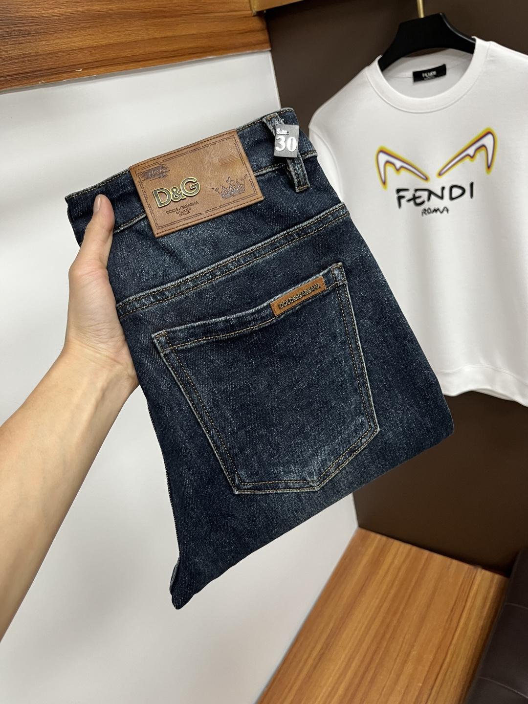 NO:703662,Exchanges are supported after the New Year. DG's latest winter jeans are stress-free to enter and leave the store. Best-selling models in the counters. Taste and value are shared. Very comfortable to wear. Low-key yet luxurious. Very classy to wear. Needless to say the trousers style and cut. The upper body is exquisite and vivid. Real first-class top quality. Really palace-level casual pants, using Turkish cotton. The most famous denim fabric is produced. The quality is outstanding. After heavy washing, the pants are very soft. Straight-leg version.  Don't be picky, the upper body is absolutely stylish QD25 is extremely luxurious!  Size 29-38,,jeans,19860909支持年后退换. DG 年冬季最新品牛仔裤出入专卖店无压力 专柜热销款 品味与价值共享 身穿着非常舒适 低调不失奢华 穿出去非常有档次,裤型款式和裁剪亦无需多言 上身精致跃然.真正一等一顶级质料 真正殿堂级的休闲裤,选用土耳其的棉花 生产出最有名的单宁布 品质卓然 经过重水洗使得裤子很柔软 直脚的版型 不挑人 上身绝对的有型 QD25 极度奢华！尺码29-38,,jeans,,Men's clothing