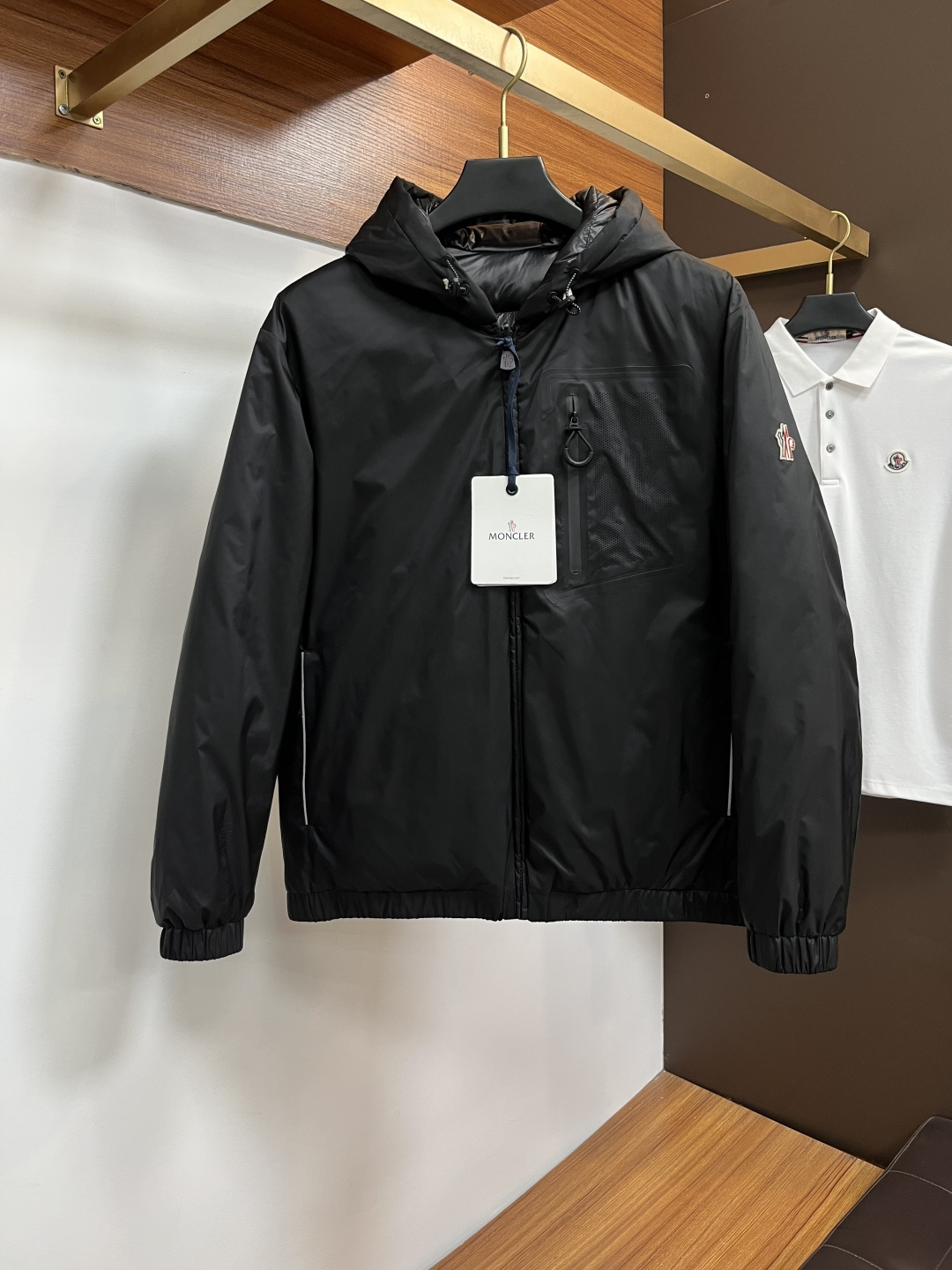 NO:703663,Supports exchange after the end of the year. Double-sided Moncler's new fashionable and casual down jacket, 90# white duck down, with every detail showing craftsmanship and enough advanced structural tailoring design changes to show men's diverse image changes. It is slim and neat, and tailored to meet the current popular multi-layered outfits. Versatile style for life. High-quality bulk goods, BG code number 48-56,, jackets & coats, down jacket,19860909支持年后退换. 双面穿Moncler 新款时尚休闲款羽绒外套,90#白鸭绒,处处细节显工艺足够的高级结构性剪裁的设计改变来展现男士多样的形象变化,修身利落、剪裁合体,满足时下正流行的多层次穿搭,生活百搭款式 高品质大货BG 码数48-56,,jackets & coats,down jacket,,Men's clothing