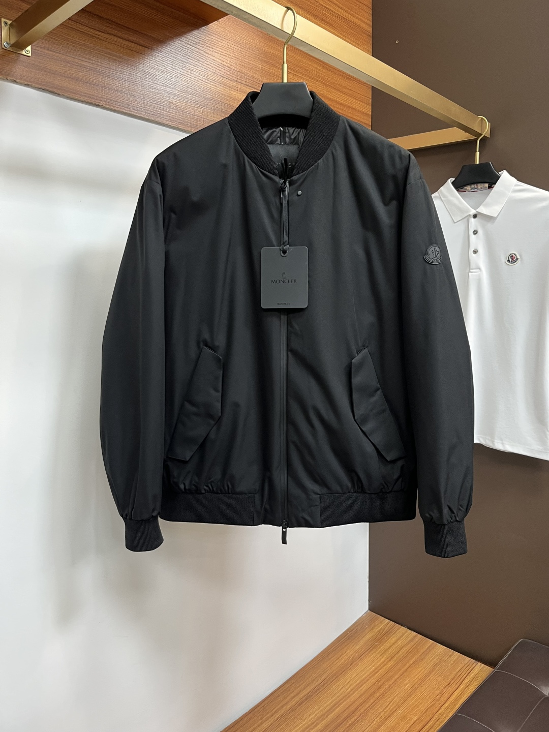 NO:703641,Supports exchange after the end of the year. Moncler's new fashionable and casual down jacket, 90# white duck down, with every detail showing craftsmanship, and enough advanced structural tailoring design changes to show men's diverse image changes. It is slim and neat, and tailored to meet the current popular multi-layered outfits. Versatile styles for life. High-quality bulk goods, BG sizes 48-56,, jackets & coats, down jacket,19860909支持年后退换. Moncler 新款时尚休闲款羽绒外套,90#白鸭绒,处处细节显工艺足够的高级结构性剪裁的设计改变来展现男士多样的形象变化,修身利落、剪裁合体,满足时下正流行的多层次穿搭,生活百搭款式 高品质大货BG 码数48-56,,jackets & coats,down jacket,,Men's clothing