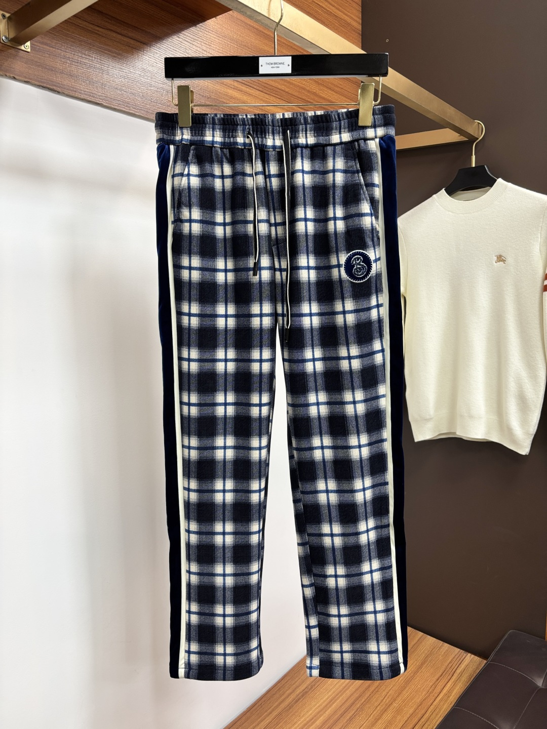 NO:712328,Exchange is supported after the year. Thickened Burberry SS autumn and winter counter new products are launched simultaneously. Original order high-quality fashionable casual pants. Super versatile. Exclusive custom-imported high-end cotton fabric, soft and delicate feel, comfortable next to the body, and super stylish on the upper body! The latest hardware accessories from the original customized counter. Super beautiful shape, the upper body shows slender legs, and the lining and wiring are impeccable. It can be attended to any occasion. L40 once again emphasizes that the fabric is very, very high-grade! Code number 29-38,,burberry,19860909支持年后退换. 加厚款 巴宝莉 ss秋冬专柜新品同步上市.原单订制高品质时尚休闲裤.超级百搭款.独家定制-进口高端绵面料,手感细腻柔软,贴身舒适,上身超有型！原版定制专柜最新五金辅料.超靓版型、上身显腿修长,內里,走线都无可挑剔,任何场合都可出席,L40 再次强调面料非常非常显档次！码数29-38,,burberry,,Men's clothing