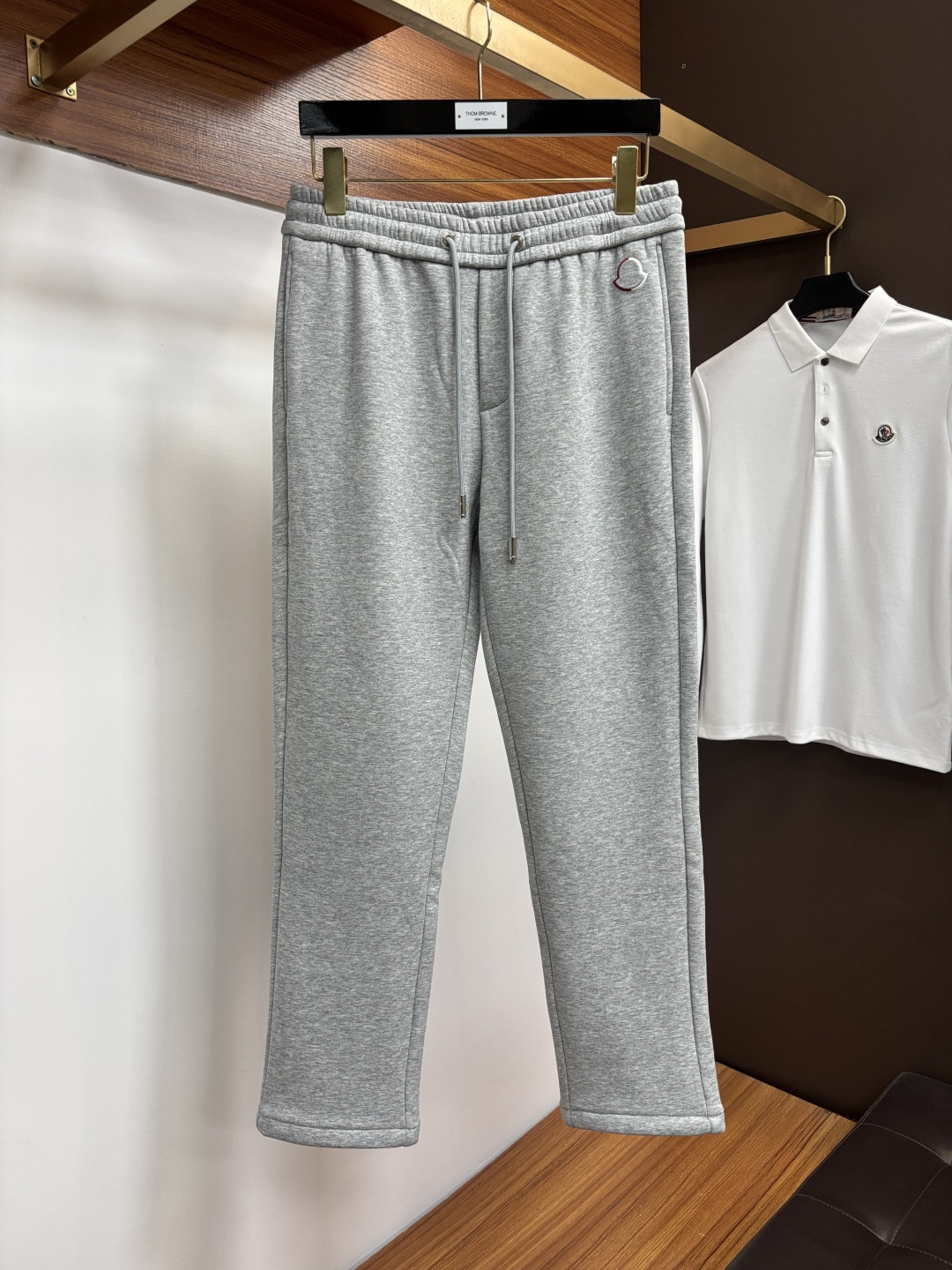 NO:712331,Exchanges are supported after the year. New products of ss autumn and winter counters with velvet cover are available simultaneously. High-quality fashionable casual pants made to order. Super versatile. Exclusively customized - imported high-end cotton fabrics, with a delicate and soft feel, comfortable next to the body, and a super stylish upper body! The latest hardware accessories from the original customized counter. Super beautiful shape, the upper body shows slender legs, and the lining and wiring are impeccable. It can be attended to any occasion. L40 once again emphasizes that the fabric is very, very high-grade! Size 29-38,,Moncler,19860909支持年后退换. 加绒款 蒙口 ss秋冬专柜新品同步上市.原单订制高品质时尚休闲裤.超级百搭款.独家定制-进口高端绵面料,手感细腻柔软,贴身舒适,上身超有型！原版定制专柜最新五金辅料.超靓版型、上身显腿修长,內里,走线都无可挑剔,任何场合都可出席,L40 再次强调面料非常非常显档次！码数29-38,,Moncler,,Men's clothing