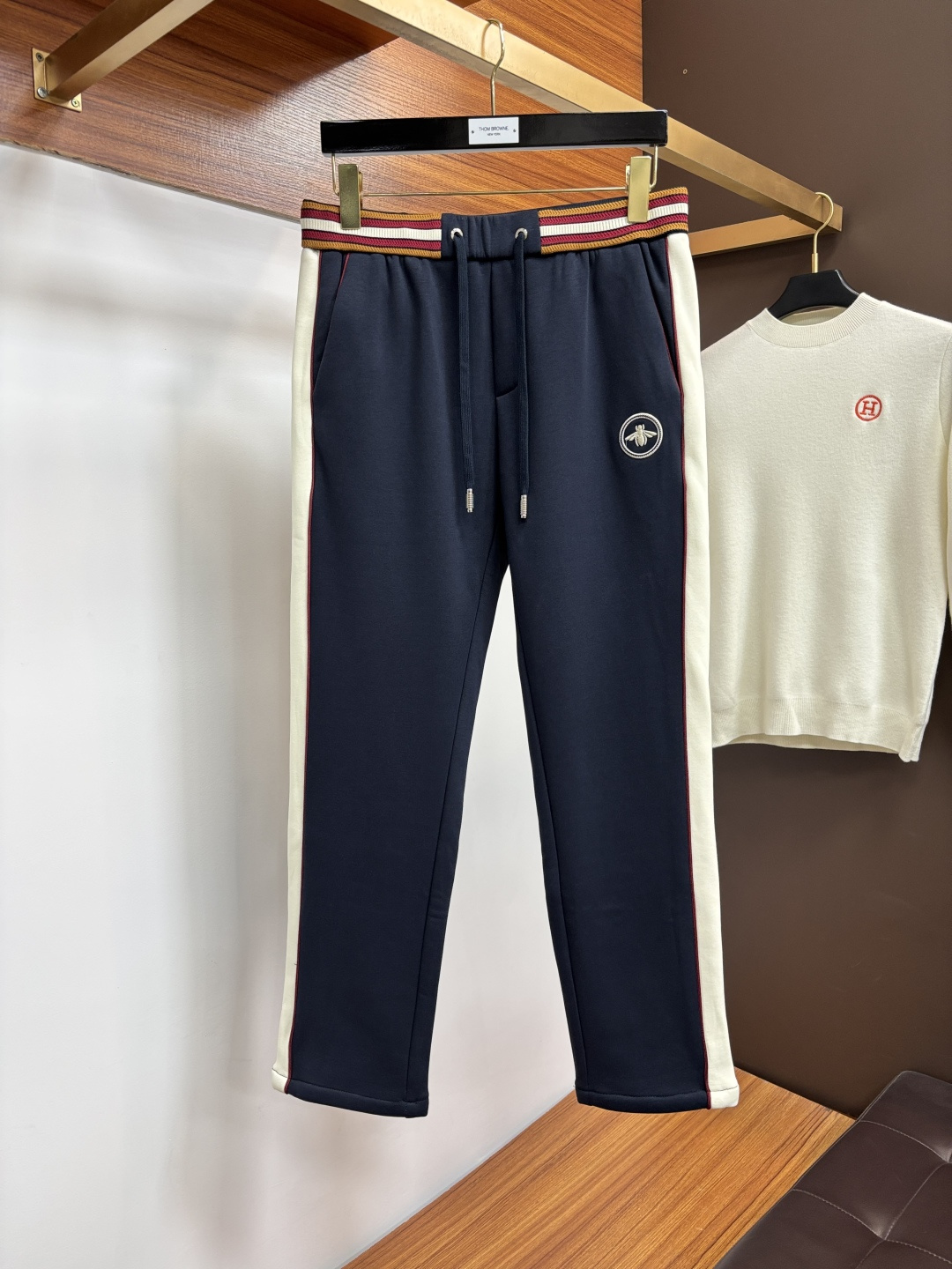 NO:712334,Exchanges are supported after the year. The new Dior ss autumn and winter counters with velvet style are launched simultaneously. High-quality fashionable casual pants made from original orders. Super versatile. Exclusively customized - imported high-end cotton fabrics, with a delicate and soft feel, comfortable next to the body, and a super stylish upper body! The latest hardware accessories from the original customized counter. Super beautiful shape, the upper body shows slender legs, and the lining and wiring are impeccable. It can be attended to any occasion. L40 once again emphasizes that the fabric is very, very high-grade! Code number 29-38,,dior,19860909支持年后退换. 加绒款 迪奥 ss秋冬专柜新品同步上市.原单订制高品质时尚休闲裤.超级百搭款.独家定制-进口高端绵面料,手感细腻柔软,贴身舒适,上身超有型！原版定制专柜最新五金辅料.超靓版型、上身显腿修长,內里,走线都无可挑剔,任何场合都可出席,L40 再次强调面料非常非常显档次！码数29-38,,dior,,Men's clothing