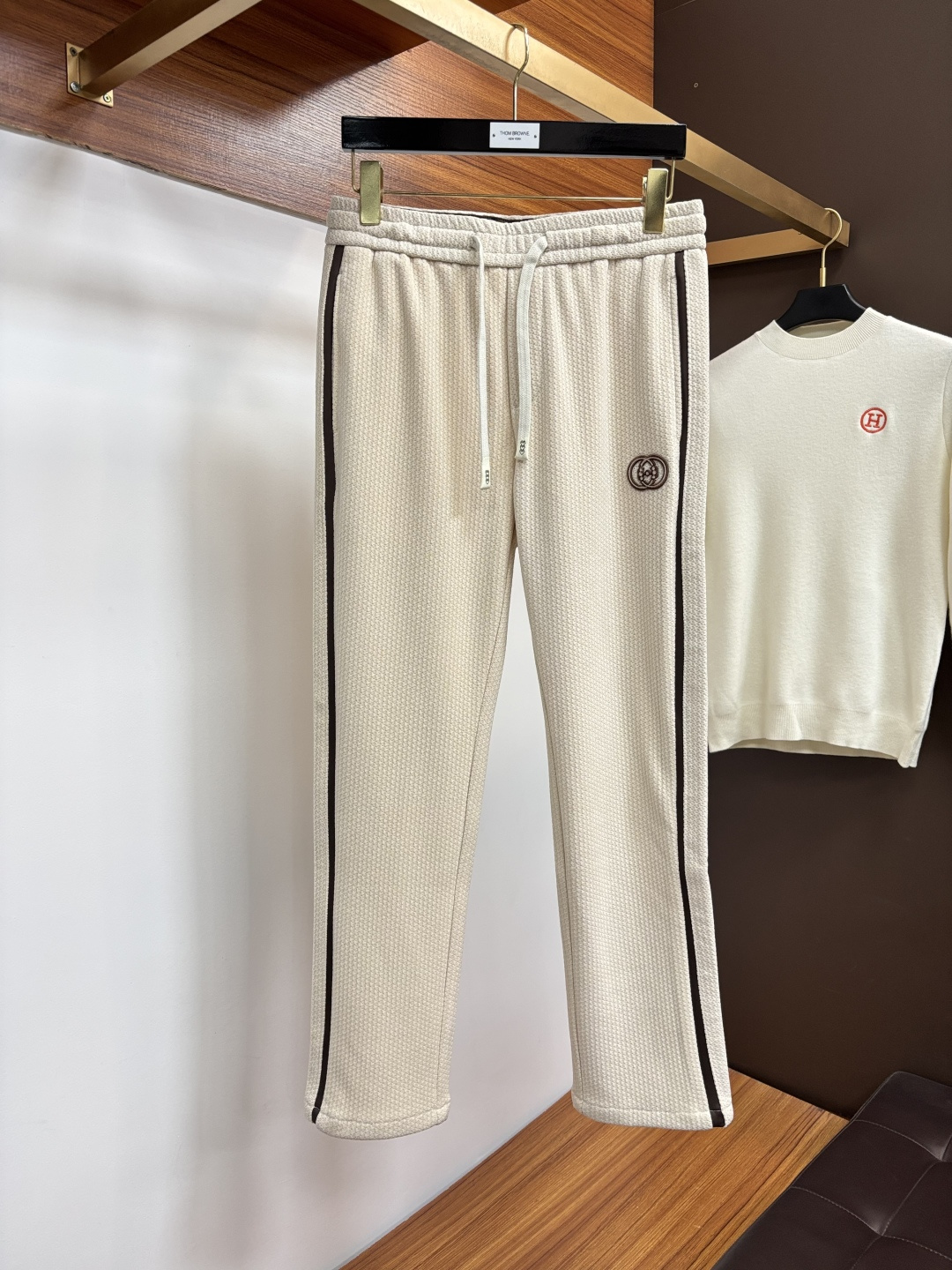 NO:712337,Exchange is supported after the year. Thickened Gucci SS autumn and winter new products are launched simultaneously. Original order high-quality fashionable casual pants. Super versatile. Exclusively customized-imported high-end cotton fabrics, soft and delicate feel, comfortable next to the body, and super stylish on the upper body! The latest hardware accessories from the original customized counter. Super beautiful shape, the upper body shows slender legs, and the lining and wiring are impeccable. It can be attended to any occasion. L40 once again emphasizes that the fabric is very, very high-grade! Code number 29-38,,19860909支持年后退换. 加厚款 古奇 ss秋冬专柜新品同步上市.原单订制高品质时尚休闲裤.超级百搭款.独家定制-进口高端绵面料,手感细腻柔软,贴身舒适,上身超有型！原版定制专柜最新五金辅料.超靓版型、上身显腿修长,內里,走线都无可挑剔,任何场合都可出席,L40 再次强调面料非常非常显档次！码数29-38,,,Men's clothing