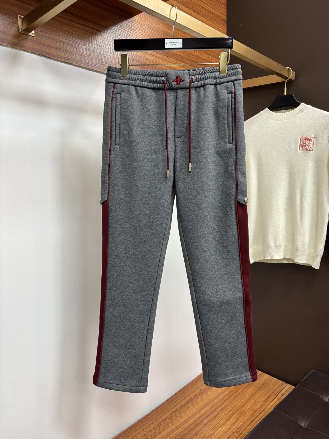 NO:712343,Exchange is supported after the year. The new Gucci ss autumn and winter counter products with velvet are launched simultaneously. High-quality fashionable casual pants made from original orders. Super versatile. Exclusively customized - imported high-end cotton fabrics, with a delicate and soft feel, comfortable next to the body, and a super stylish upper body! The latest hardware accessories from the original customized counter. Super beautiful shape, the upper body shows slender legs, and the lining and wiring are impeccable. It can be attended to any occasion. L40 once again emphasizes that the fabric is very, very high-grade! Code number 29-38,,19860909支持年后退换. 加绒款 古奇 ss秋冬专柜新品同步上市.原单订制高品质时尚休闲裤.超级百搭款.独家定制-进口高端绵面料,手感细腻柔软,贴身舒适,上身超有型！原版定制专柜最新五金辅料.超靓版型、上身显腿修长,內里,走线都无可挑剔,任何场合都可出席,L40 再次强调面料非常非常显档次！码数29-38,,,Men's clothing