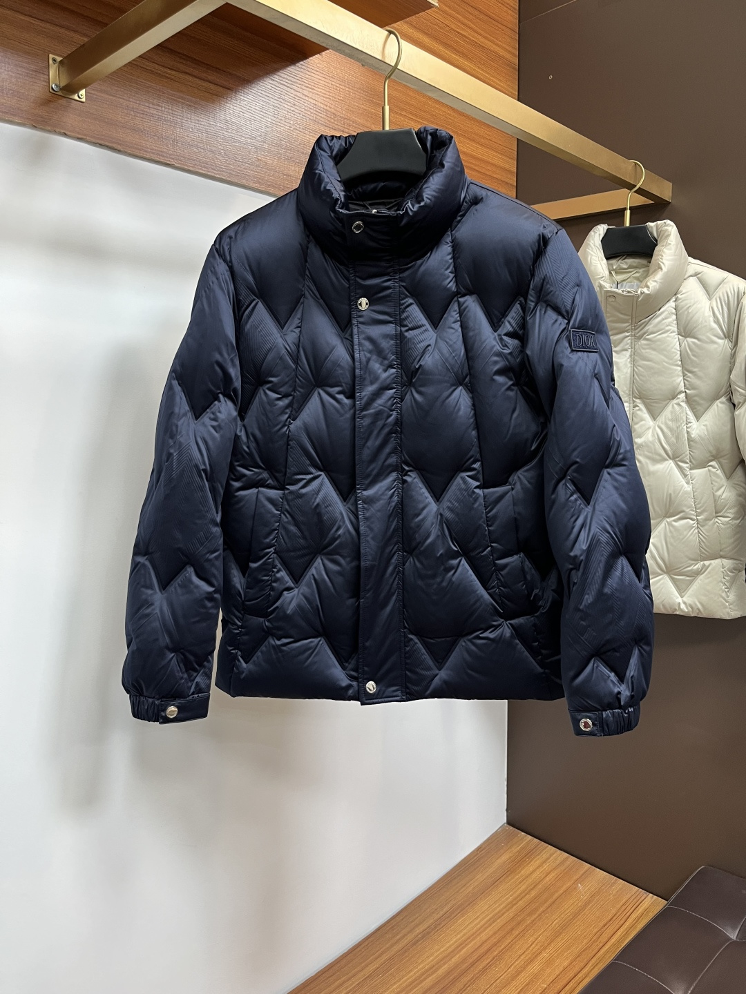 NO:712344,Support for exchange after the end of the year. Dior's new fashionable and casual down jacket, 90# white duck down, every detail shows craftsmanship, and the design changes are enough advanced structural tailoring to show men's diverse image changes. It is slim and neat, and tailored to meet the current popular multi-layered outfits. Versatile style for life. High-quality bulk BG code number 48-56, dior, jackets & coats, down jacket,19860909支持年后退换. 迪奥 新款时尚休闲款羽绒外套,90#白鸭绒,处处细节显工艺足够的高级结构性剪裁的设计改变来展现男士多样的形象变化,修身利落、剪裁合体,满足时下正流行的多层次穿搭,生活百搭款式 高品质大货BG 码数48-56,,dior,jackets & coats,down jacket,,Men's clothing