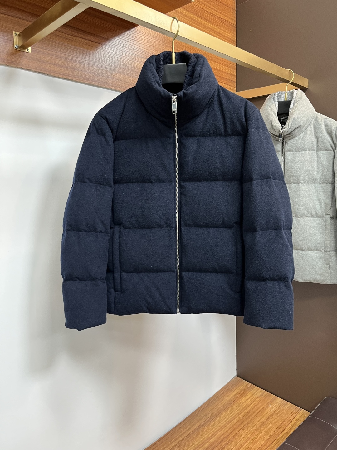 NO:712346,Support for exchange after the end of the year. Zegna's new fashionable and casual down jacket, 90# white duck down, every detail shows craftsmanship, and the design changes are enough advanced structural tailoring to show men's diverse image changes. It is slim and neat, and tailored to meet the current popular multi-layered outfits. Versatile styles for life. High-quality bulk goods, BG size 48-56,,zegna,jackets & coats,down jacket,19860909支持年后退换. 杰尼亚 新款时尚休闲款羽绒外套,90#白鸭绒,处处细节显工艺足够的高级结构性剪裁的设计改变来展现男士多样的形象变化,修身利落、剪裁合体,满足时下正流行的多层次穿搭,生活百搭款式 高品质大货BG 码数48-56,,zegna,jackets & coats,down jacket,,Men's clothing