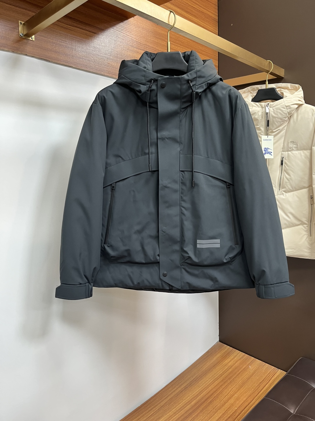 NO:712350,Support for exchange after the end of the year. Zegna's new fashionable and casual down jacket, 90# white duck down, every detail shows craftsmanship, and the design changes are enough advanced structural tailoring to show men's diverse image changes. It is slim and neat, and tailored to meet the current popular multi-layered outfits. Versatile styles for life. High-quality bulk goods, BG size 48-56,,zegna,jackets & coats,down jacket,19860909支持年后退换. 杰尼亚 新款时尚休闲款羽绒外套,90#白鸭绒,处处细节显工艺足够的高级结构性剪裁的设计改变来展现男士多样的形象变化,修身利落、剪裁合体,满足时下正流行的多层次穿搭,生活百搭款式 高品质大货BG 码数48-56,,zegna,jackets & coats,down jacket,,Men's clothing