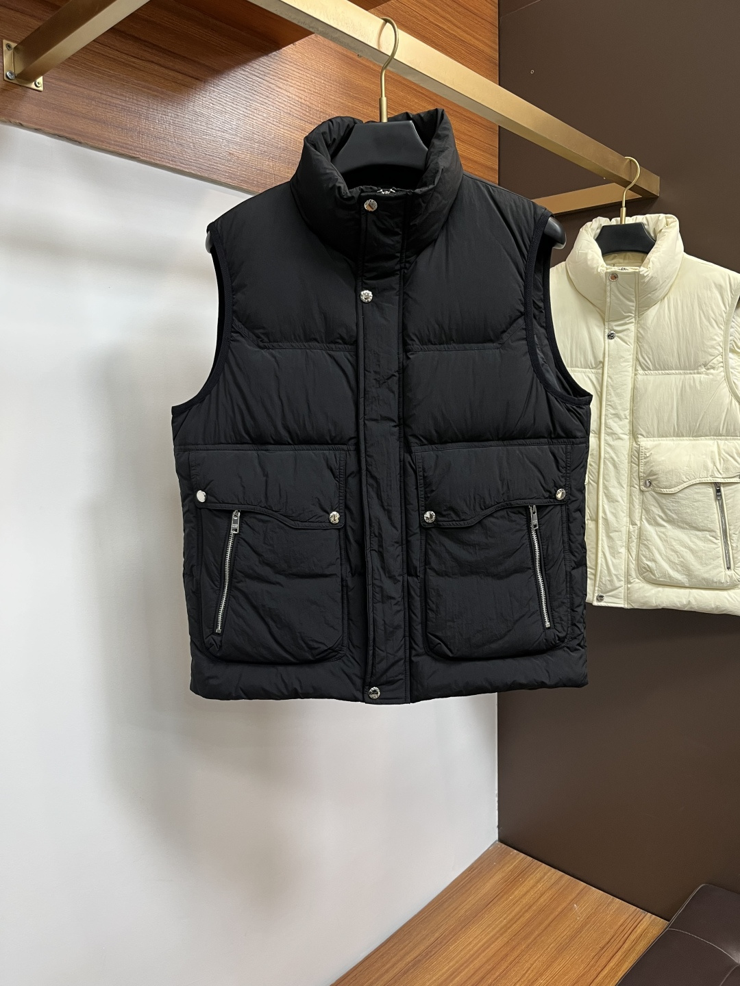 NO:712352,Support for exchange after the end of the year. Prada's new fashionable and casual down vest jacket, 90# white duck down, with every detail showing craftsmanship and enough advanced structural tailoring design changes to show men's diverse image changes. It is slim and neat, and tailored to meet the current popular multi-layered outfits. Versatile style for life. High-quality bulk goods, BG code number 48-56,, prada, jackets & coats, down jacket,19860909支持年后退换. 普拉达 新款时尚休闲款羽绒马甲外套,90#白鸭绒,处处细节显工艺足够的高级结构性剪裁的设计改变来展现男士多样的形象变化,修身利落、剪裁合体,满足时下正流行的多层次穿搭,生活百搭款式 高品质大货BG 码数48-56,,prada,jackets & coats,down jacket,,Men's clothing