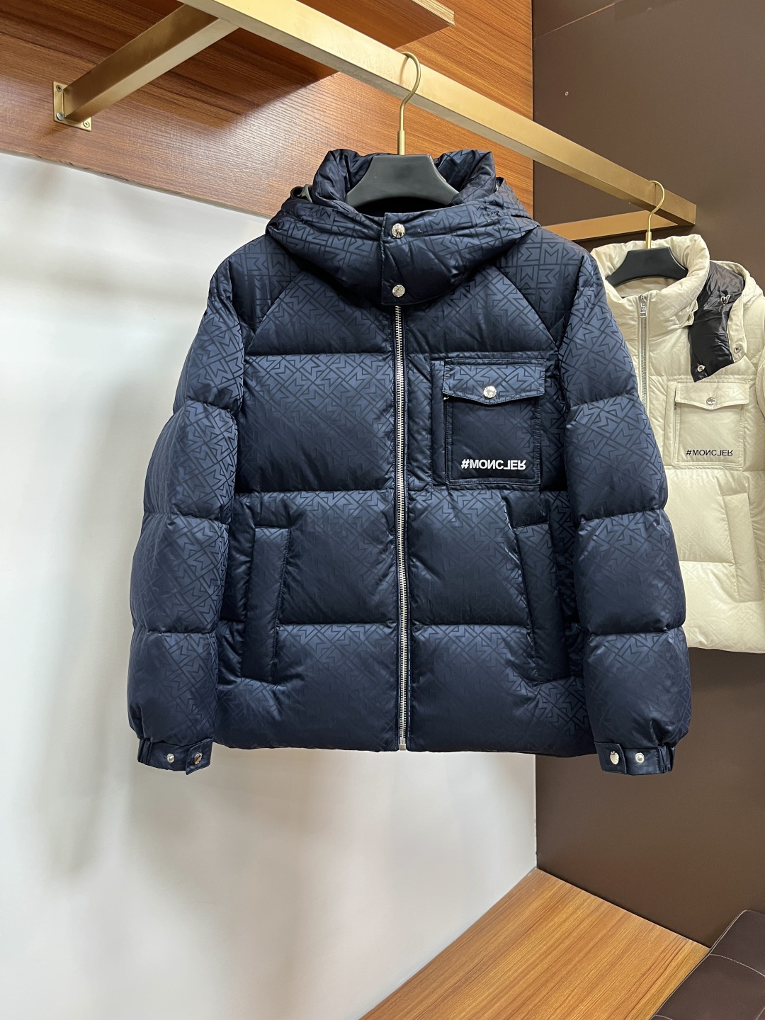 NO:712354,Support for exchange after the end of the year. Mongoose's new fashionable and casual down jacket, 90# white duck down, every detail shows craftsmanship, and the design changes of advanced structural tailoring are enough to show the diverse image changes of men. It is slim and neat, and tailored to meet the current popular multi-layered outfits. Versatile style for life. High-quality bulk goods, BG code number 48-56,, Moncler, jackets & coats, down jacket,19860909支持年后退换. 蒙口 新款时尚休闲款羽绒外套,90#白鸭绒,处处细节显工艺足够的高级结构性剪裁的设计改变来展现男士多样的形象变化,修身利落、剪裁合体,满足时下正流行的多层次穿搭,生活百搭款式 高品质大货BG 码数48-56,,Moncler,jackets & coats,down jacket,,Men's clothing