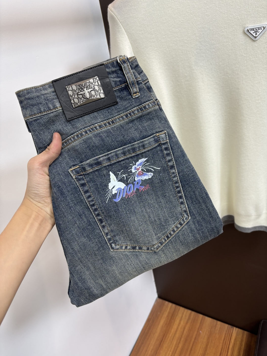 NO:746538,Dior's new autumn and winter styles are available at the official website counter at the same time, the original order is very good, a super stylish pair of jeans, customized original washed denim fabric, unique design, top-notch printing technology letter pattern logo, original hardware accessories decoration, an extremely outstanding pair of jeans, S13 materials and craftsmanship are extremely luxurious and exquisite, extremely high-grade, handsome and stylish upper body, recommended, code number 29-38,, dior,jeans,19860909迪奥 秋冬新款 官网专柜同步有售,原单狠货,超级有范儿的一款牛仔裤,定制原版水洗牛仔面料,独特设计,顶级印花工艺字母图案logo,原版五金辅料装饰,极为翘楚的一款牛仔裤,S13 用料与工艺都极致奢华精湛,档次极高,上身帅气有型,推荐,码数29—38,,dior,jeans,,Men's clothing