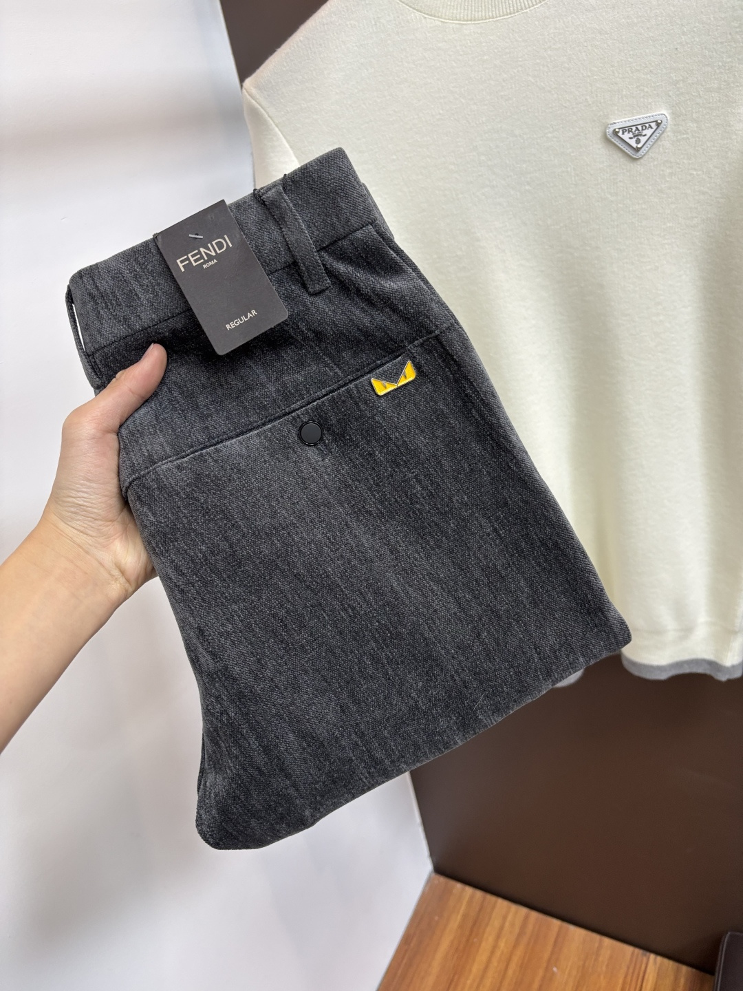 NO:746540,Fendi's new autumn and winter styles are available at the official website counter at the same time, the original order is very good, a super stylish pair of jeans, customized original washed denim fabric, unique design, top-notch printing technology letter pattern logo, original hardware accessories decoration, an extremely outstanding pair of jeans, S13 materials and craftsmanship are extremely luxurious and exquisite, extremely high-grade, handsome and stylish upper body, recommended, code number 29-38,,fendi,jeans,19860909芬迪 秋冬新款 官网专柜同步有售,原单狠货,超级有范儿的一款牛仔裤,定制原版水洗牛仔面料,独特设计,顶级印花工艺字母图案logo,原版五金辅料装饰,极为翘楚的一款牛仔裤,S13 用料与工艺都极致奢华精湛,档次极高,上身帅气有型,推荐,码数29—38,,fendi,jeans,,Men's clothing