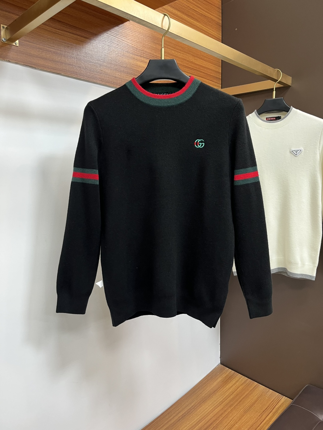 NO:727291,Supports exchange after the end of the year. Gucci new autumn and winter color-blocked men's crew neck sweater  With fabric and tailoring as the main selling points, 100 pure wool imported from customers makes the wearing experience more comfortable. The skin-friendly strength and softness are very high, the fabric texture and comfort are at the peak, the skin-friendly is excellent, the appearance is extremely superior, exquisite handwork, tight stitching, excellent fit tailoring, letters  The logo and stripes are classic and slimming, and the embroidered logo on the chest of the clothes is really eye-catching. It is worthy of being an item produced by a century-old brand. It is fashionable and individual and full of high-street temperament. It purely relies on the pattern and small details to create unique fashion performance. It is naturally high-street stylish and suitable for everyone.  Size M-3xl,,sweaters,19860909支持年后退换. 古奇 秋冬新款拼色男士圆领毛衣 以面料和裁剪为主要卖点,客供进口100纯羊毛让穿着感受更加的舒适亲肤强度和柔软度非常高,面料质感和舒适度达到登峰造极,亲肤性极佳,品相极为优越,精湛手工参与,走线严丝合缝,精良合体剪裁,字母Logo加条纹经典显瘦,衣服胸前刺绣logo真的太吸睛了,不愧为百年老品牌出品的单品,时髦又个性充满了高街气质,纯粹依靠版型以及小细节打造独特时尚性能,自然而然的高街有型,适合每一个人的穿搭 尺码M-3xl,,sweaters,,Men's clothing