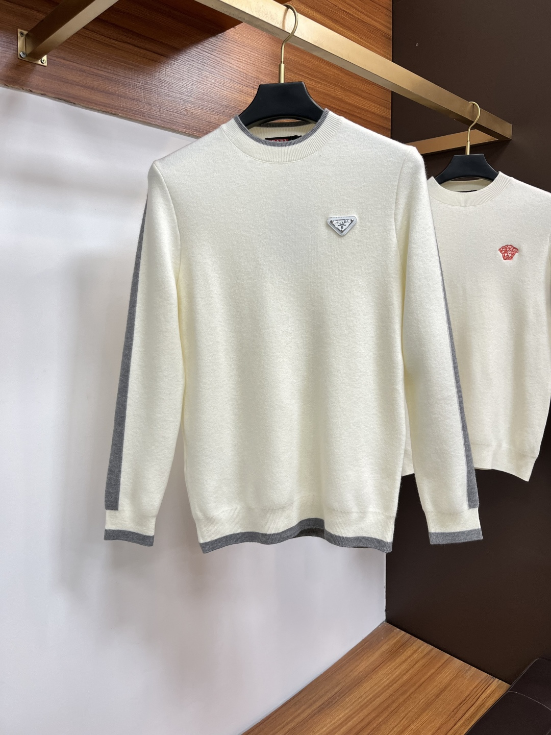 NO:733819,Prada 2025 autumn and winter new color-blocked men's crew neck sweater  With fabric and tailoring as the main selling points, 100 pure wool imported from customers makes the wearing experience more comfortable. The skin-friendly strength and softness are very high, the fabric texture and comfort are at the peak, the skin-friendly is excellent, the appearance is extremely superior, exquisite handwork, tight stitching, excellent fit tailoring, letters  The logo and stripes are classic and slimming, and the embroidered logo on the chest of the clothes is really eye-catching. It is worthy of being an item produced by a century-old brand. It is fashionable and individual and full of high-street temperament. It purely relies on the pattern and small details to create unique fashion performance. It is naturally high-street stylish and suitable for everyone.  Size M-3xl,,prada,sweaters,19860909普拉达 2025秋冬新款拼色男士圆领毛衣 以面料和裁剪为主要卖点,客供进口100纯羊毛让穿着感受更加的舒适亲肤强度和柔软度非常高,面料质感和舒适度达到登峰造极,亲肤性极佳,品相极为优越,精湛手工参与,走线严丝合缝,精良合体剪裁,字母Logo加条纹经典显瘦,衣服胸前刺绣logo真的太吸睛了,不愧为百年老品牌出品的单品,时髦又个性充满了高街气质,纯粹依靠版型以及小细节打造独特时尚性能,自然而然的高街有型,适合每一个人的穿搭 尺码M-3xl,,prada,sweaters,,Men's clothing