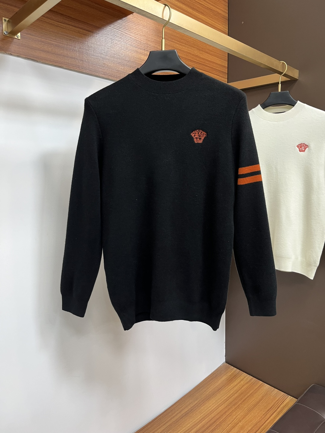 NO:733824,Versace 2025 autumn and winter new color matching men's crew neck sweater  With fabric and tailoring as the main selling points, 100 pure wool imported from customers makes the wearing experience more comfortable. The skin-friendly strength and softness are very high, the fabric texture and comfort are at the peak, the skin-friendly is excellent, the appearance is extremely superior, exquisite handwork, tight stitching, excellent fit tailoring, letters  The logo and stripes are classic and slimming, and the embroidered logo on the chest of the clothes is really eye-catching. It is worthy of being an item produced by a century-old brand. It is fashionable and individual and full of high-street temperament. It purely relies on the pattern and small details to create unique fashion performance. It is naturally high-street stylish and suitable for everyone.  Size M-3xl,,versace,sweaters,19860909范思哲 2025秋冬新款拼色男士圆领毛衣 以面料和裁剪为主要卖点,客供进口100纯羊毛让穿着感受更加的舒适亲肤强度和柔软度非常高,面料质感和舒适度达到登峰造极,亲肤性极佳,品相极为优越,精湛手工参与,走线严丝合缝,精良合体剪裁,字母Logo加条纹经典显瘦,衣服胸前刺绣logo真的太吸睛了,不愧为百年老品牌出品的单品,时髦又个性充满了高街气质,纯粹依靠版型以及小细节打造独特时尚性能,自然而然的高街有型,适合每一个人的穿搭 尺码M-3xl,,versace,sweaters,,Men's clothing