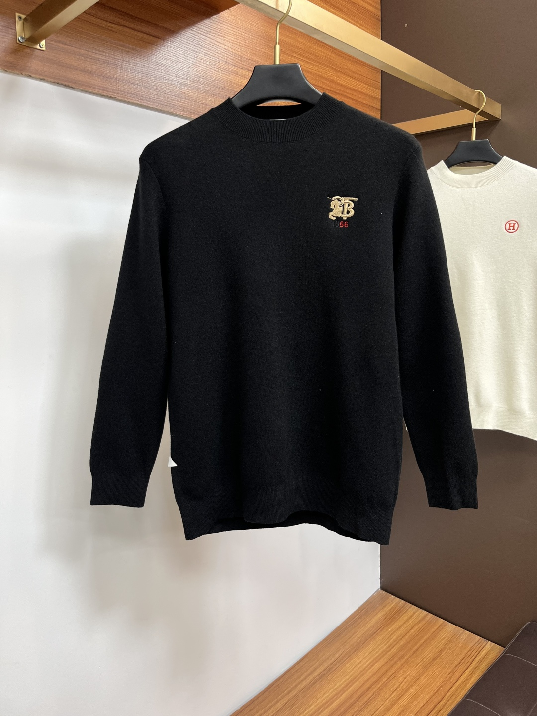 NO:727100,Supports exchange after the year. Burberry new autumn and winter color-blocked men's crew neck sweater  With fabric and tailoring as the main selling points, 100 pure wool imported from customers makes the wearing experience more comfortable. The skin-friendly strength and softness are very high, the fabric texture and comfort are at the peak, the skin-friendly is excellent, the appearance is extremely superior, exquisite handwork, tight stitching, excellent fit tailoring, letters  The logo and stripes are classic and slimming, and the embroidered logo on the chest of the clothes is really eye-catching. It is worthy of being an item produced by a century-old brand. It is fashionable and individual and full of high-street temperament. It purely relies on the pattern and small details to create unique fashion performance. It is naturally high-street stylish and suitable for everyone.  Size M-3xl,,burberry,sweaters,19860909支持年后退换. 巴宝莉 秋冬新款拼色男士圆领毛衣 以面料和裁剪为主要卖点,客供进口100纯羊毛让穿着感受更加的舒适亲肤强度和柔软度非常高,面料质感和舒适度达到登峰造极,亲肤性极佳,品相极为优越,精湛手工参与,走线严丝合缝,精良合体剪裁,字母Logo加条纹经典显瘦,衣服胸前刺绣logo真的太吸睛了,不愧为百年老品牌出品的单品,时髦又个性充满了高街气质,纯粹依靠版型以及小细节打造独特时尚性能,自然而然的高街有型,适合每一个人的穿搭 尺码M-3xl,,burberry,sweaters,,Men's clothing