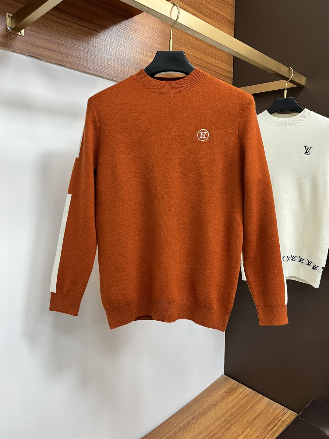 NO:733827,Hermès 2025 autumn and winter new color-blocked men's crew neck sweater  With fabric and tailoring as the main selling points, 100 pure wool imported from customers makes the wearing experience more comfortable. The skin-friendly strength and softness are very high, the fabric texture and comfort are at the peak, the skin-friendly is excellent, the appearance is extremely superior, exquisite handwork, tight stitching, excellent fit tailoring, letters  The logo and stripes are classic and slimming, and the embroidered logo on the chest of the clothes is really eye-catching. It is worthy of being an item produced by a century-old brand. It is fashionable and individual and full of high-street temperament. It purely relies on the pattern and small details to create unique fashion performance. It is naturally high-street stylish and suitable for everyone.  Size M-3xl,,hermes,sweaters,19860909爱马仕 2025秋冬新款拼色男士圆领毛衣 以面料和裁剪为主要卖点,客供进口100纯羊毛让穿着感受更加的舒适亲肤强度和柔软度非常高,面料质感和舒适度达到登峰造极,亲肤性极佳,品相极为优越,精湛手工参与,走线严丝合缝,精良合体剪裁,字母Logo加条纹经典显瘦,衣服胸前刺绣logo真的太吸睛了,不愧为百年老品牌出品的单品,时髦又个性充满了高街气质,纯粹依靠版型以及小细节打造独特时尚性能,自然而然的高街有型,适合每一个人的穿搭 尺码M-3xl,,hermes,sweaters,,Men's clothing