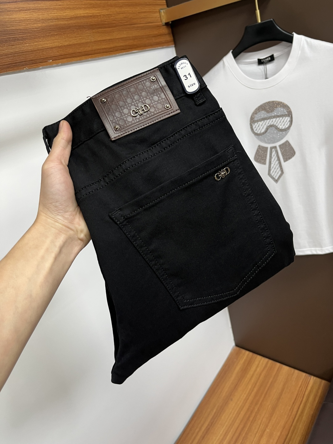 NO:731227,Exchanges are supported after the year. Ferragamo's latest 2025 winter jeans are stress-free to enter and leave the store. Best-selling models in the counter. Taste and value are shared. Very comfortable to wear. Low-key yet luxurious. Very classy to wear. Needless to say the trousers style and cut. The upper body is exquisite and vivid. Really first-class and top-quality materials. Really palace-level casual pants, using Turkish cotton to produce the most famous denim. The quality is outstanding. After heavy washing, the pants are very soft.  The straight-leg version is not picky and the upper body is absolutely stylish. QD25 is extremely luxurious!  Size 29-38,,ferragamo,jeans,19860909支持年后退换. 菲拉格慕 2025年冬季最新品牛仔裤出入专卖店无压力 专柜热销款 品味与价值共享 身穿着非常舒适 低调不失奢华 穿出去非常有档次,裤型款式和裁剪亦无需多言 上身精致跃然.真正一等一顶级质料 真正殿堂级的休闲裤,选用土耳其的棉花 生产出最有名的单宁布 品质卓然 经过重水洗使得裤子很柔软 直脚的版型 不挑人 上身绝对的有型 QD25 极度奢华！尺码29-38,,ferragamo,jeans,,Men's clothing