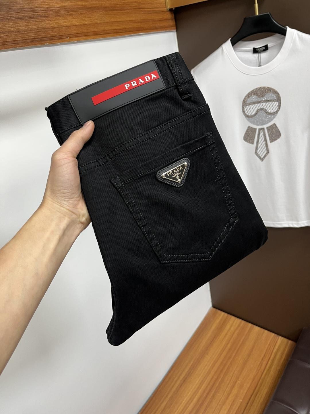 NO:731222,Exchanges are supported after the year. Prada's latest 2025 winter jeans are stress-free to enter and leave the store. The best-selling models in the counter share taste and value. Very comfortable to wear. Low-key yet luxurious. Very classy to wear. Needless to say the trousers style and cut. The upper body is exquisite and lively. Real first-class top quality materials. Really palace-level casual pants, using Turkish cotton to produce the most famous denim. The quality is outstanding. After heavy washing, the pants are very soft.  The straight-leg version is not picky and the upper body is absolutely stylish. QD25 is extremely luxurious!  Size 29-38,,prada,jeans,19860909支持年后退换. 普拉达 2025年冬季最新品牛仔裤出入专卖店无压力 专柜热销款 品味与价值共享 身穿着非常舒适 低调不失奢华 穿出去非常有档次,裤型款式和裁剪亦无需多言 上身精致跃然.真正一等一顶级质料 真正殿堂级的休闲裤,选用土耳其的棉花 生产出最有名的单宁布 品质卓然 经过重水洗使得裤子很柔软 直脚的版型 不挑人 上身绝对的有型 QD25 极度奢华！尺码29-38,,prada,jeans,,Men's clothing