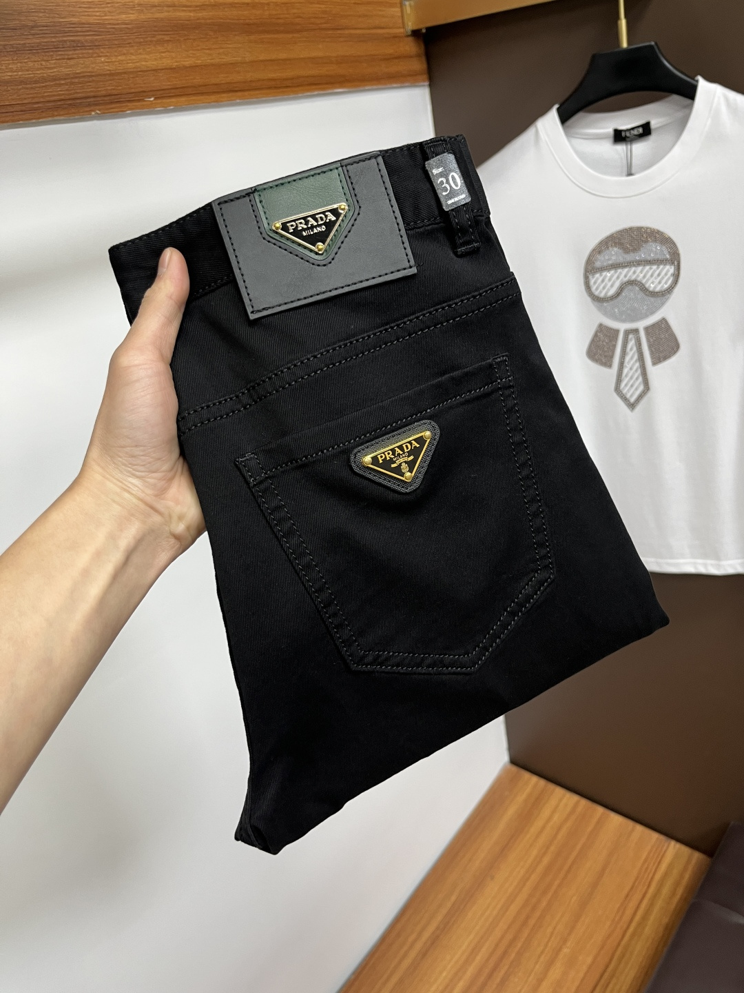 NO:760943,Prada's latest jeans in spring 2026 are stress-free when entering and leaving the store. Best-selling models in the counter. Taste and value are shared. Very comfortable to wear. Low-key yet luxurious. Very classy to wear. Needless to say the trousers style and cut. The upper body is exquisite and vivid. Really first-class and top-quality materials. Really palace-level casual pants, using Turkish cotton. The most famous denim is produced. The quality is outstanding. Heavy washing makes the pants very soft. Straight-leg version.  Don’t be picky. The upper body is absolutely stylish. CX25 is extremely luxurious!  Size 29-38,,prada,jeans,19860909普拉达 2026年春季最新品牛仔裤出入专卖店无压力 专柜热销款 品味与价值共享 身穿着非常舒适 低调不失奢华 穿出去非常有档次,裤型款式和裁剪亦无需多言 上身精致跃然.真正一等一顶级质料 真正殿堂级的休闲裤,选用土耳其的棉花 生产出最有名的单宁布 品质卓然 经过重水洗使得裤子很柔软 直脚的版型 不挑人 上身绝对的有型 CX25 极度奢华！尺码29-38,,prada,jeans,,Men's clothing