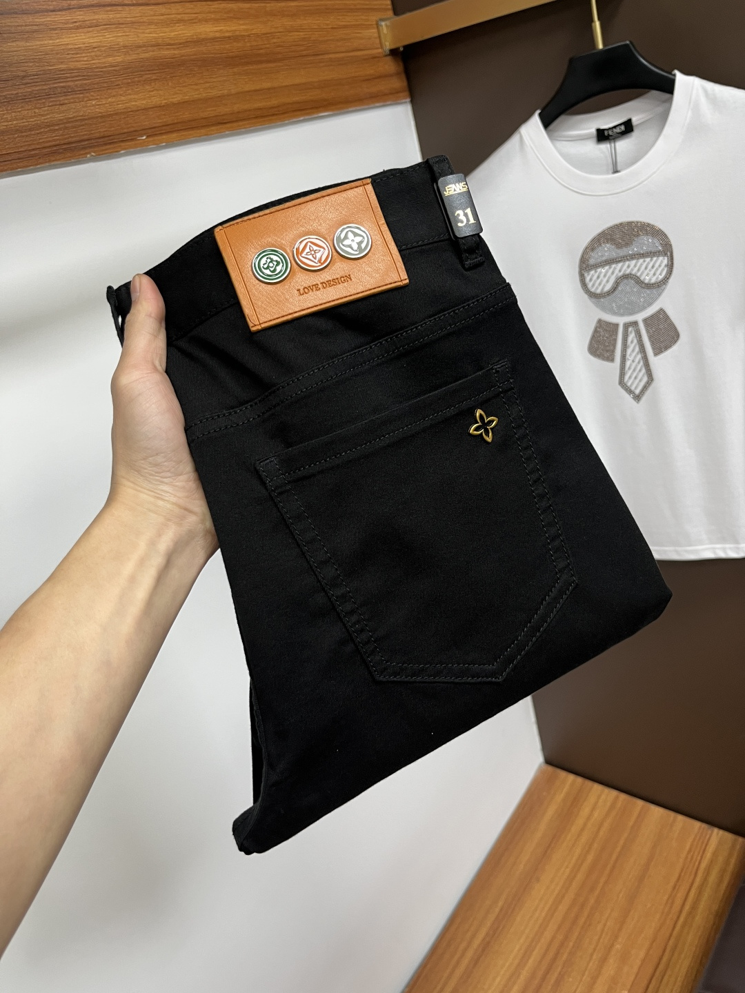 NO:760933,LV’s latest jeans in spring 2026 are stress-free when entering and leaving the store. Best-selling models in the counter. Taste and value are shared. Very comfortable to wear. Low-key yet luxurious. Very classy to wear. Needless to say the trousers style and cut. The upper body is exquisite and vivid. Really first-class and top-quality materials. Really palace-level casual pants, using Turkish cotton. The most famous denim is produced. The quality is outstanding. After heavy washing, the pants are very soft. The straight-leg version is not picky.  The upper body is absolutely stylish. CX25 is extremely luxurious!  Size 29-38,,louis vuitton,jeans,19860909LV 2026年春季最新品牛仔裤出入专卖店无压力 专柜热销款 品味与价值共享 身穿着非常舒适 低调不失奢华 穿出去非常有档次,裤型款式和裁剪亦无需多言 上身精致跃然.真正一等一顶级质料 真正殿堂级的休闲裤,选用土耳其的棉花 生产出最有名的单宁布 品质卓然 经过重水洗使得裤子很柔软 直脚的版型 不挑人 上身绝对的有型 CX25 极度奢华！尺码29-38,,louis vuitton,jeans,,Men's clothing