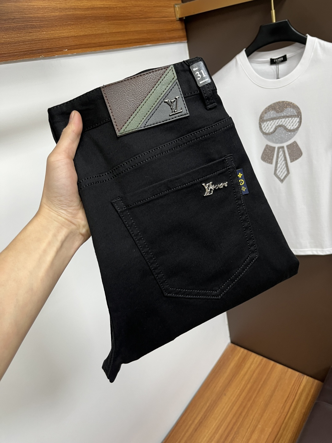 NO:760961,LV’s latest jeans in spring 2026 are stress-free when entering and leaving the store. Best-selling models in the counter. Taste and value are shared. Very comfortable to wear. Low-key yet luxurious. Very classy to wear. Needless to say the trousers style and cut. The upper body is exquisite and vivid. Really first-class and top-quality materials. Really palace-level casual pants, using Turkish cotton. The most famous denim is produced. The quality is outstanding. After heavy washing, the pants are very soft. The straight-leg version is not picky.  The upper body is absolutely stylish. CX25 is extremely luxurious!  Size 29-38,,louis vuitton,jeans,19860909LV 2026年春季最新品牛仔裤出入专卖店无压力 专柜热销款 品味与价值共享 身穿着非常舒适 低调不失奢华 穿出去非常有档次,裤型款式和裁剪亦无需多言 上身精致跃然.真正一等一顶级质料 真正殿堂级的休闲裤,选用土耳其的棉花 生产出最有名的单宁布 品质卓然 经过重水洗使得裤子很柔软 直脚的版型 不挑人 上身绝对的有型 CX25 极度奢华！尺码29-38,,louis vuitton,jeans,,Men's clothing