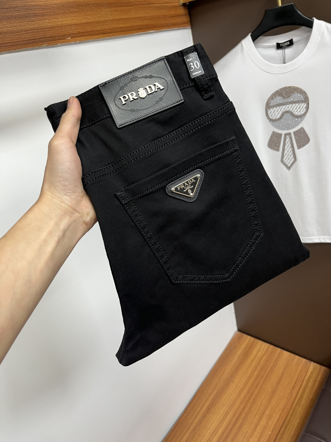 NO:758068,Prada's latest jeans in spring 2026 are stress-free when entering and leaving the store. Best-selling models in the counter. Taste and value are shared. Very comfortable to wear. Low-key yet luxurious. Very classy to wear. Needless to say the trousers style and cut. The upper body is exquisite and vivid. Really first-class and top-quality materials. Really palace-level casual pants, using Turkish cotton. The most famous denim is produced. The quality is outstanding. Heavy washing makes the pants very soft. Straight-leg version.  Don’t be picky. The upper body is absolutely stylish. CX25 is extremely luxurious!  Size 29-38,,prada,jeans,19860909普拉达 2026年春季最新品牛仔裤出入专卖店无压力 专柜热销款 品味与价值共享 身穿着非常舒适 低调不失奢华 穿出去非常有档次,裤型款式和裁剪亦无需多言 上身精致跃然.真正一等一顶级质料 真正殿堂级的休闲裤,选用土耳其的棉花 生产出最有名的单宁布 品质卓然 经过重水洗使得裤子很柔软 直脚的版型 不挑人 上身绝对的有型 CX25 极度奢华！尺码29-38,,prada,jeans,,Men's clothing