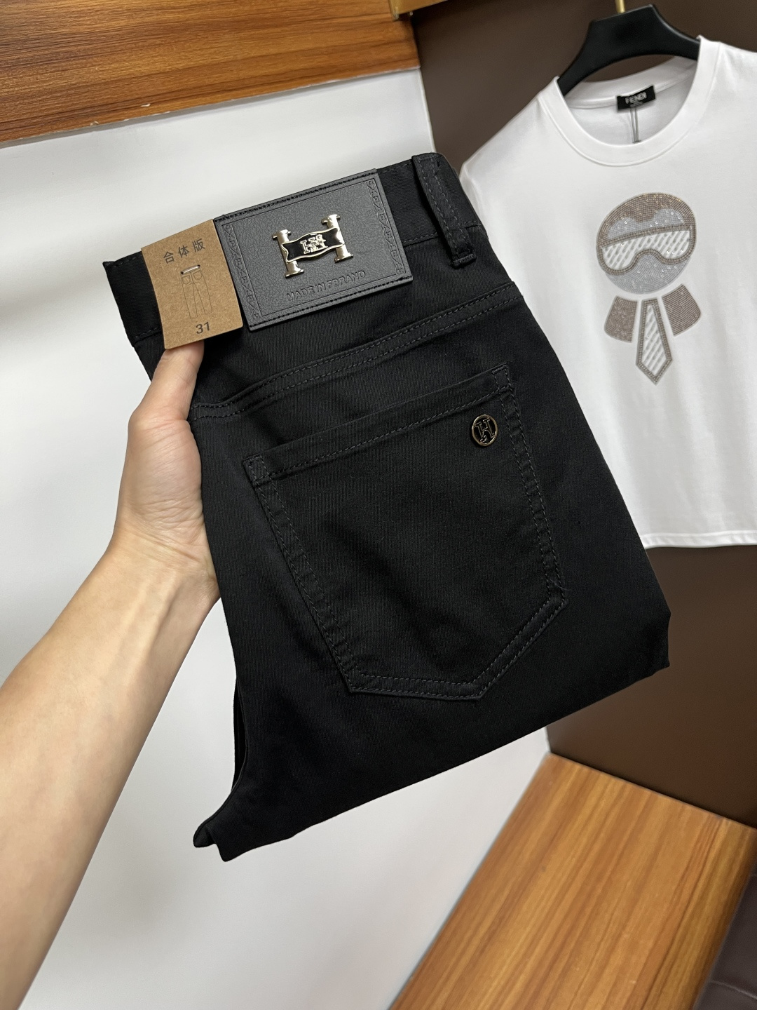 NO:760970,Hermès' latest 2026 spring jeans are stress-free to enter and leave the store. Best-selling models in the counter. Taste and value are shared. Very comfortable to wear. Low-key yet luxurious. Very classy to wear. Needless to say the trousers style and cut. The upper body is exquisite and vivid. Real first-class and top-quality materials. Really palace-level casual pants, using Turkish cotton to produce the most famous denim. Excellent quality. Heavy washing makes the pants very soft. Straight-leg version.  Don’t be picky. The upper body is absolutely stylish. CX25 is extremely luxurious!  Size 29-38,,hermes,jeans,19860909爱马仕 2026年春季最新品牛仔裤出入专卖店无压力 专柜热销款 品味与价值共享 身穿着非常舒适 低调不失奢华 穿出去非常有档次,裤型款式和裁剪亦无需多言 上身精致跃然.真正一等一顶级质料 真正殿堂级的休闲裤,选用土耳其的棉花 生产出最有名的单宁布 品质卓然 经过重水洗使得裤子很柔软 直脚的版型 不挑人 上身绝对的有型 CX25 极度奢华！尺码29-38,,hermes,jeans,,Men's clothing