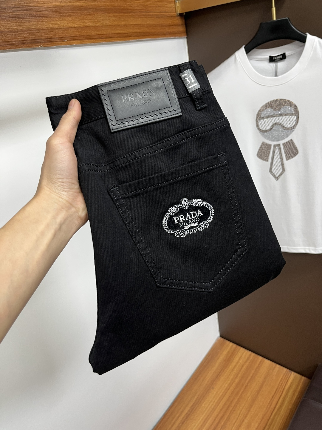 NO:745127,Prada's latest winter 2025 jeans are stress-free when entering and leaving the store. Best-selling models in the counter. Taste and value are shared. Very comfortable to wear. Low-key yet luxurious. Very classy to wear. Needless to say the trousers style and cut. The upper body is exquisite and vivid. Really first-class and top-quality materials. Really palace-level casual pants, using Turkish cotton. The most famous denim is produced. The quality is outstanding. Heavy washing makes the pants very soft. Straight-leg version.  Don't be picky, the upper body is absolutely stylish QD25 is extremely luxurious!  Size 29-38,,prada,jeans,19860909普拉达 2025年冬季最新品牛仔裤出入专卖店无压力 专柜热销款 品味与价值共享 身穿着非常舒适 低调不失奢华 穿出去非常有档次,裤型款式和裁剪亦无需多言 上身精致跃然.真正一等一顶级质料 真正殿堂级的休闲裤,选用土耳其的棉花 生产出最有名的单宁布 品质卓然 经过重水洗使得裤子很柔软 直脚的版型 不挑人 上身绝对的有型 QD25 极度奢华！尺码29-38,,prada,jeans,,Men's clothing