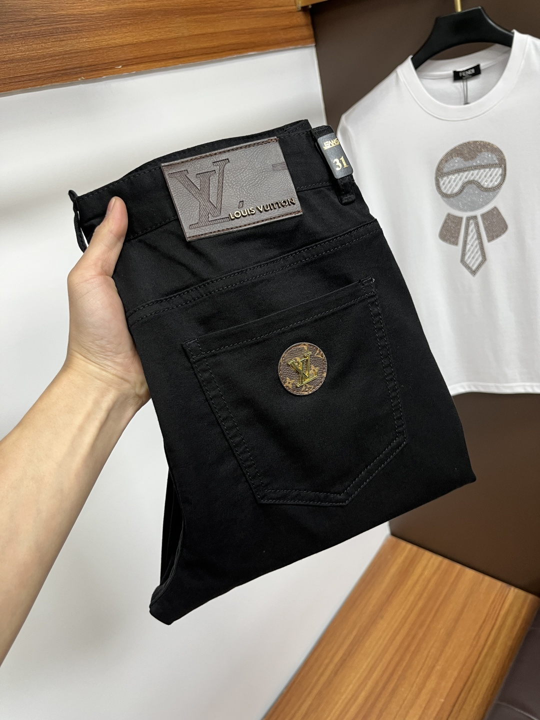 NO:746560,LV’s latest 2025 winter jeans are stress-free in and out of the store. Best-selling models in the counter. Taste and value are shared. Very comfortable to wear. Low-key yet luxurious. Very classy to wear. Needless to say the trousers style and cut. The upper body is exquisite and vivid. Real first-class top quality materials. Really palace-level casual pants, using Turkish cotton. The most famous denim is produced. The quality is outstanding. After heavy washing, the pants are very soft. The straight-leg version is not picky.  The upper body is absolutely stylish QD25 is extremely luxurious!  Size 29-38,,louis vuitton,jeans,19860909LV 2025年冬季最新品牛仔裤出入专卖店无压力 专柜热销款 品味与价值共享 身穿着非常舒适 低调不失奢华 穿出去非常有档次,裤型款式和裁剪亦无需多言 上身精致跃然.真正一等一顶级质料 真正殿堂级的休闲裤,选用土耳其的棉花 生产出最有名的单宁布 品质卓然 经过重水洗使得裤子很柔软 直脚的版型 不挑人 上身绝对的有型 QD25 极度奢华！尺码29-38,,louis vuitton,jeans,,Men's clothing