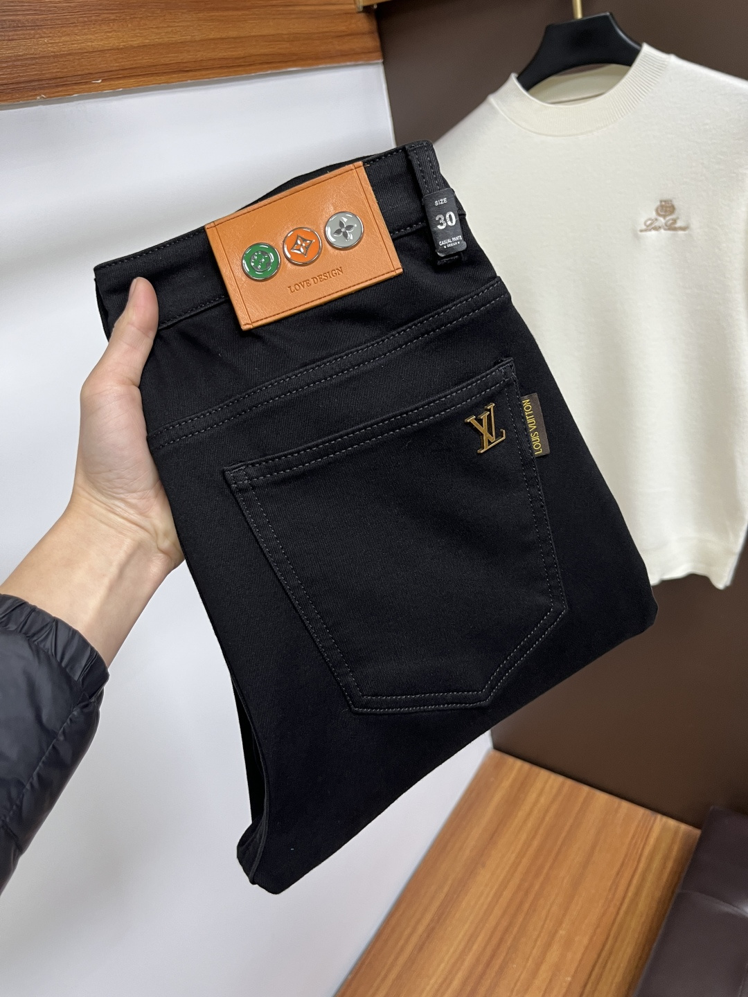 NO:745114,LV’s latest 2025 winter jeans are stress-free in and out of the store. Best-selling models in the counter. Taste and value are shared. Very comfortable to wear. Low-key yet luxurious. Very classy to wear. Needless to say the trousers style and cut. The upper body is exquisite and vivid. Real first-class top quality materials. Really palace-level casual pants, using Turkish cotton. The most famous denim is produced. The quality is outstanding. After heavy washing, the pants are very soft. The straight-leg version is not picky.  The upper body is absolutely stylish QD25 is extremely luxurious!  Size 29-38,,louis vuitton,jeans,19860909LV 2025年冬季最新品牛仔裤出入专卖店无压力 专柜热销款 品味与价值共享 身穿着非常舒适 低调不失奢华 穿出去非常有档次,裤型款式和裁剪亦无需多言 上身精致跃然.真正一等一顶级质料 真正殿堂级的休闲裤,选用土耳其的棉花 生产出最有名的单宁布 品质卓然 经过重水洗使得裤子很柔软 直脚的版型 不挑人 上身绝对的有型 QD25 极度奢华！尺码29-38,,louis vuitton,jeans,,Men's clothing