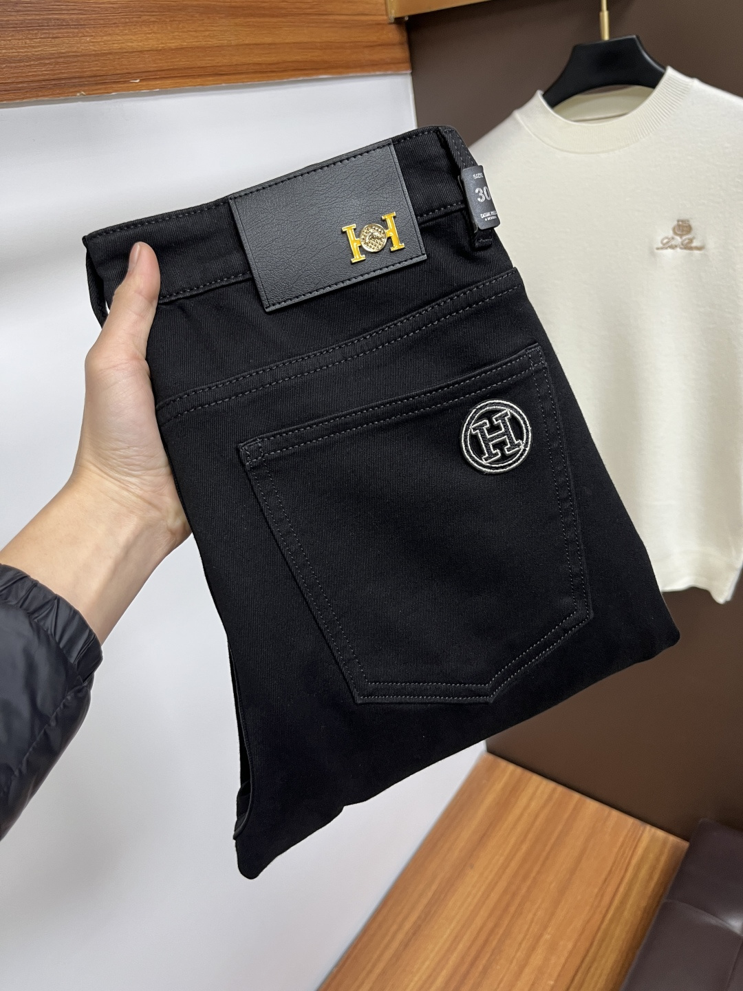 NO:745111,Hermès' latest 2025 winter jeans are stress-free when entering and leaving the store. Best-selling models in the counter. Taste and value are shared. Very comfortable to wear. Low-key yet luxurious. Very classy to wear. Needless to say the trousers style and cut. The upper body is exquisite and vivid. Real first-class top quality materials. Really palace-level casual pants, using Turkish cotton. The most famous denim is produced. The quality is outstanding. Heavy washing makes the pants very soft. Straight-leg version.  Don't be picky, the upper body is absolutely stylish QD25 is extremely luxurious!  Size 29-38,,hermes,jeans,19860909爱马仕 2025年冬季最新品牛仔裤出入专卖店无压力 专柜热销款 品味与价值共享 身穿着非常舒适 低调不失奢华 穿出去非常有档次,裤型款式和裁剪亦无需多言 上身精致跃然.真正一等一顶级质料 真正殿堂级的休闲裤,选用土耳其的棉花 生产出最有名的单宁布 品质卓然 经过重水洗使得裤子很柔软 直脚的版型 不挑人 上身绝对的有型 QD25 极度奢华！尺码29-38,,hermes,jeans,,Men's clothing