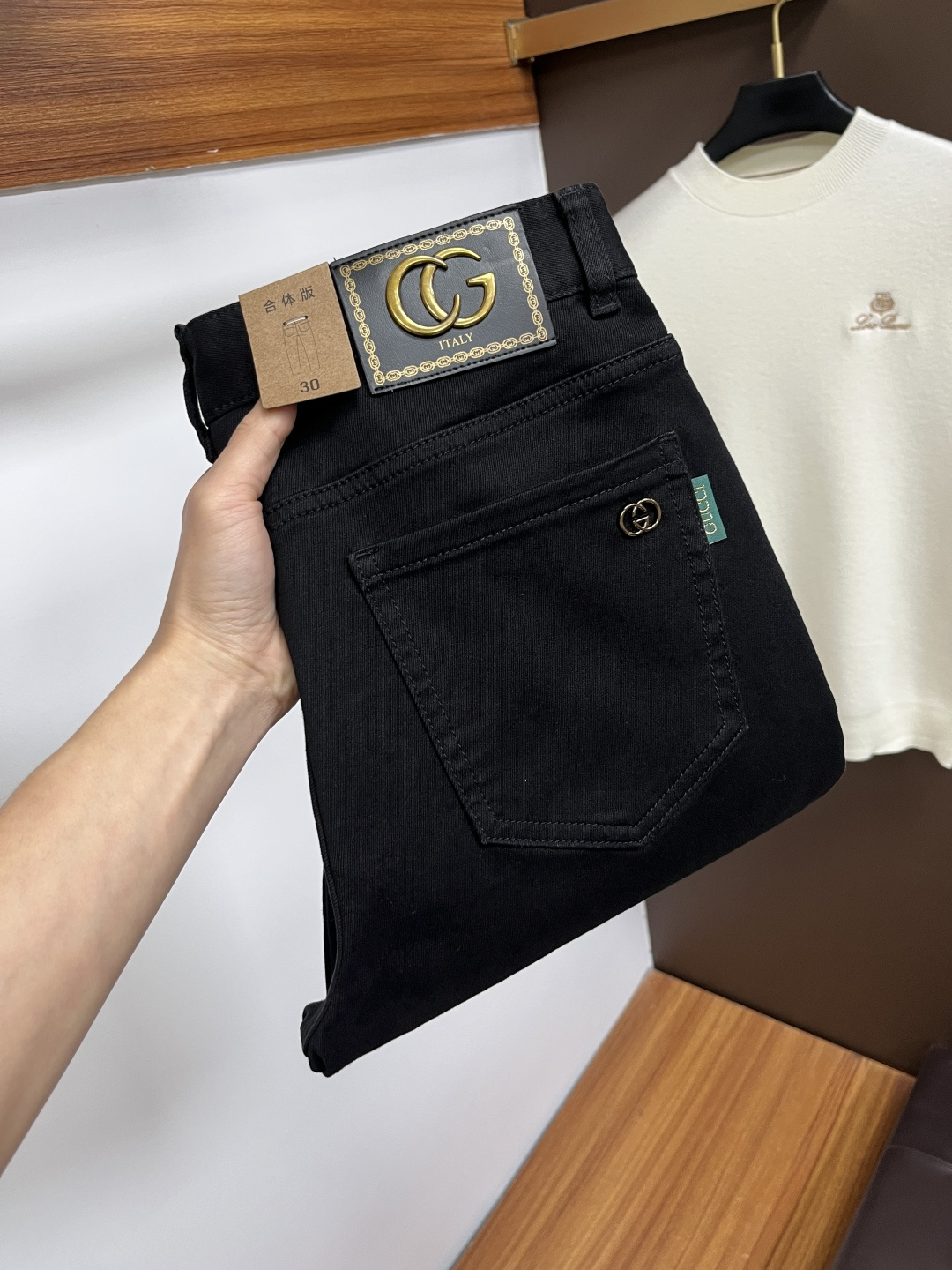 NO:760901,Gucci's latest 2026 spring and summer jeans are stress-free when entering and leaving the store. Best-selling models in the counter. Taste and value are shared. Very comfortable to wear. Low-key yet luxurious. Very classy to wear. Needless to say the trousers style and cut. The upper body is exquisite and vivid. Really first-class and top-quality materials. Really palace-level casual pants, using Turkish cotton. The most famous denim is produced. The quality is outstanding. Heavy washing makes the pants very soft. Straight-leg version.  Don’t be picky. The upper body is absolutely stylish. CX25 is extremely luxurious!  Size 29-38,,jeans,19860909古奇 2026年春夏最新品牛仔裤出入专卖店无压力 专柜热销款 品味与价值共享 身穿着非常舒适 低调不失奢华 穿出去非常有档次,裤型款式和裁剪亦无需多言 上身精致跃然.真正一等一顶级质料 真正殿堂级的休闲裤,选用土耳其的棉花 生产出最有名的单宁布 品质卓然 经过重水洗使得裤子很柔软 直脚的版型 不挑人 上身绝对的有型 CX25 极度奢华！尺码29-38,,jeans,,Men's clothing