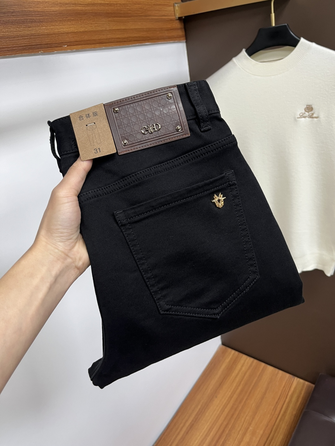 NO:760905,Ferragamo's latest 2026 spring and summer jeans are stress-free when entering and leaving the store. Best-selling models in the counter. Taste and value are shared. Very comfortable to wear. Low-key yet luxurious. Very classy to wear. Needless to say the trousers style and cut. The upper body is exquisite and vivid. Real first-class top quality materials. Really palace-level casual pants, using Turkish cotton to produce the most famous denim. Excellent quality. Heavy washing makes the pants very soft. Straight-leg version.  Don’t be picky. The upper body is absolutely stylish. CX25 is extremely luxurious!  Size 29-38,,ferragamo,jeans,19860909菲拉格慕 2026年春夏最新品牛仔裤出入专卖店无压力 专柜热销款 品味与价值共享 身穿着非常舒适 低调不失奢华 穿出去非常有档次,裤型款式和裁剪亦无需多言 上身精致跃然.真正一等一顶级质料 真正殿堂级的休闲裤,选用土耳其的棉花 生产出最有名的单宁布 品质卓然 经过重水洗使得裤子很柔软 直脚的版型 不挑人 上身绝对的有型 CX25 极度奢华！尺码29-38,,ferragamo,jeans,,Men's clothing