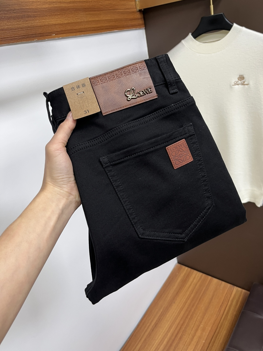 NO:760910,Loewe's latest spring and summer jeans of 2026 are stress-free when entering and leaving the store. Best-selling models in the counter. Taste and value are shared. Very comfortable to wear. Low-key yet luxurious. Very classy to wear. Needless to say the trousers style and cut. The upper body is exquisite and vivid. Really first-class and top-quality materials. Really palace-level casual pants, using Turkish cotton to produce the most famous denim. Excellent quality. Heavy washing makes the pants very soft. Straight-leg version.  Don’t be picky. The upper body is absolutely stylish. CX25 is extremely luxurious!  Size 29-38,,loewe,jeans,19860909罗意威 2026年春夏最新品牛仔裤出入专卖店无压力 专柜热销款 品味与价值共享 身穿着非常舒适 低调不失奢华 穿出去非常有档次,裤型款式和裁剪亦无需多言 上身精致跃然.真正一等一顶级质料 真正殿堂级的休闲裤,选用土耳其的棉花 生产出最有名的单宁布 品质卓然 经过重水洗使得裤子很柔软 直脚的版型 不挑人 上身绝对的有型 CX25 极度奢华！尺码29-38,,loewe,jeans,,Men's clothing