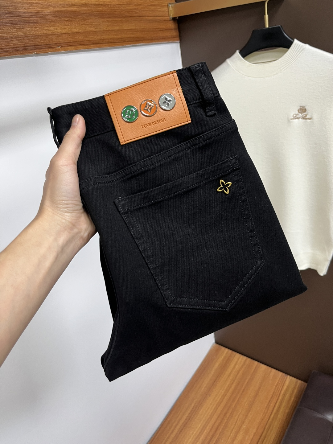 NO:760927,LV's latest 2026 spring and summer jeans are stress-free when entering and leaving the store. Best-selling models in the counter. Taste and value are shared. Very comfortable to wear. Low-key yet luxurious. Very classy to wear. Needless to say the trousers style and cut. The upper body is exquisite and vivid. Real first-class top quality. Really palace-level casual pants, using Turkish cotton to produce the most famous denim. Excellent quality. Heavy washing makes the pants very soft. Straight-leg version.  Don’t be picky. The upper body is absolutely stylish. CX25 is extremely luxurious!  Size 29-38,,louis vuitton,jeans,19860909LV 2026年春夏最新品牛仔裤出入专卖店无压力 专柜热销款 品味与价值共享 身穿着非常舒适 低调不失奢华 穿出去非常有档次,裤型款式和裁剪亦无需多言 上身精致跃然.真正一等一顶级质料 真正殿堂级的休闲裤,选用土耳其的棉花 生产出最有名的单宁布 品质卓然 经过重水洗使得裤子很柔软 直脚的版型 不挑人 上身绝对的有型 CX25 极度奢华！尺码29-38,,louis vuitton,jeans,,Men's clothing