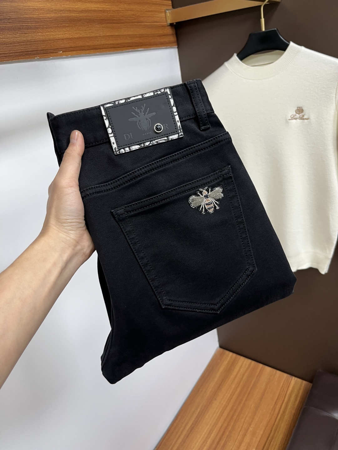 NO:745107,Dior's latest 2025 winter jeans are stress-free in the store. Best-selling models in the counter. Taste and value are shared. Very comfortable to wear. Low-key yet luxurious. Very classy to wear. Needless to say the trousers style and cut. The upper body is exquisite and vivid. Really first-class and top-quality materials. Really palace-level casual pants, using Turkish cotton to produce the most famous denim. Excellent quality. Heavy washing makes the pants very soft. Straight-leg version.  Don't be picky, the upper body is absolutely stylish QD25 is extremely luxurious!  Size 29-38,,dior,jeans,19860909迪奥 2025年冬季最新品牛仔裤出入专卖店无压力 专柜热销款 品味与价值共享 身穿着非常舒适 低调不失奢华 穿出去非常有档次,裤型款式和裁剪亦无需多言 上身精致跃然.真正一等一顶级质料 真正殿堂级的休闲裤,选用土耳其的棉花 生产出最有名的单宁布 品质卓然 经过重水洗使得裤子很柔软 直脚的版型 不挑人 上身绝对的有型 QD25 极度奢华！尺码29-38,,dior,jeans,,Men's clothing