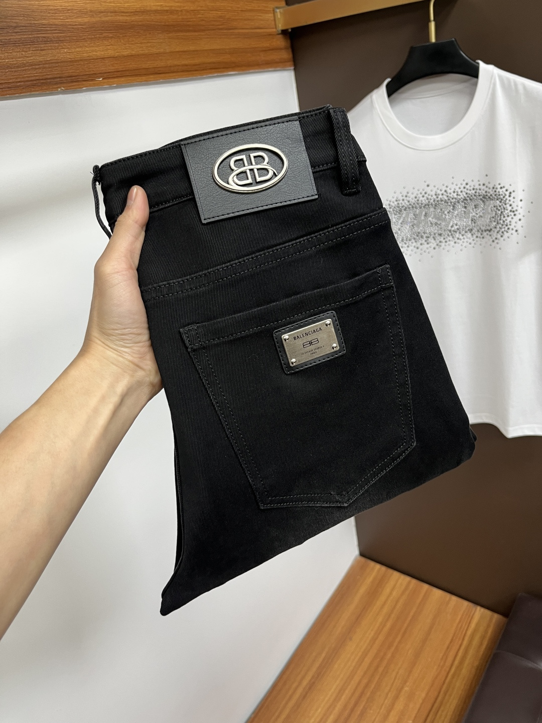 NO:758060,Balenciaga's 2026 spring latest jeans are stress-free when entering and leaving the store. Best-selling models in the counter. Taste and value are shared. Very comfortable to wear. Low-key yet luxurious. Very classy to wear. Needless to say the trousers style and cut. The upper body is exquisite and vivid. Real first-class top quality materials. Really palace-level casual pants, using Turkish cotton to produce the most famous denim. Excellent quality. Heavy washing makes the pants very soft. Straight-leg version.  Don’t be picky. The upper body is absolutely stylish. CX25 is extremely luxurious!  Size 29-38,,balenciaga,jeans,19860909巴黎世家 2026年春季最新品牛仔裤出入专卖店无压力 专柜热销款 品味与价值共享 身穿着非常舒适 低调不失奢华 穿出去非常有档次,裤型款式和裁剪亦无需多言 上身精致跃然.真正一等一顶级质料 真正殿堂级的休闲裤,选用土耳其的棉花 生产出最有名的单宁布 品质卓然 经过重水洗使得裤子很柔软 直脚的版型 不挑人 上身绝对的有型 CX25 极度奢华！尺码29-38,,balenciaga,jeans,,Men's clothing