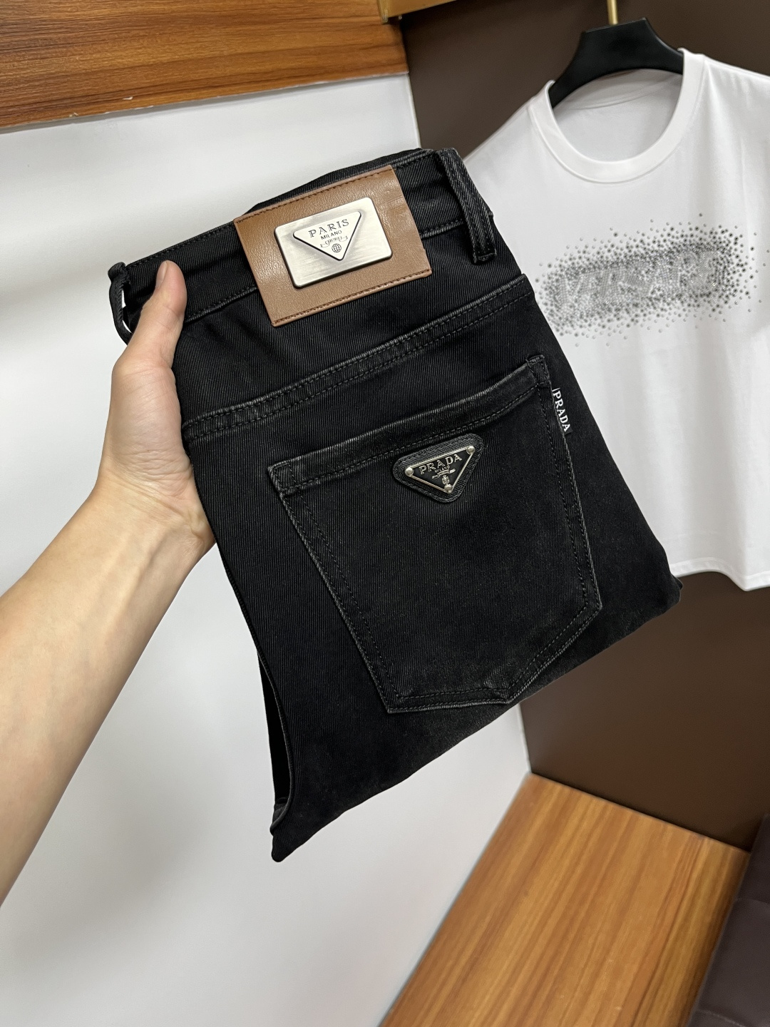 NO:731208,Exchanges are supported after the year. Prada's latest 2025 winter jeans are stress-free to enter and leave the store. The best-selling models in the counter share taste and value. Very comfortable to wear. Low-key yet luxurious. Very classy to wear. Needless to say the trousers style and cut. The upper body is exquisite and lively. Real first-class top quality materials. Really palace-level casual pants, using Turkish cotton to produce the most famous denim. The quality is outstanding. After heavy washing, the pants are very soft.  The straight-leg version is not picky and the upper body is absolutely stylish. QD25 is extremely luxurious!  Size 29-38,,prada,jeans,19860909支持年后退换. 普拉达 2025年冬季最新品牛仔裤出入专卖店无压力 专柜热销款 品味与价值共享 身穿着非常舒适 低调不失奢华 穿出去非常有档次,裤型款式和裁剪亦无需多言 上身精致跃然.真正一等一顶级质料 真正殿堂级的休闲裤,选用土耳其的棉花 生产出最有名的单宁布 品质卓然 经过重水洗使得裤子很柔软 直脚的版型 不挑人 上身绝对的有型 QD25 极度奢华！尺码29-38,,prada,jeans,,Men's clothing